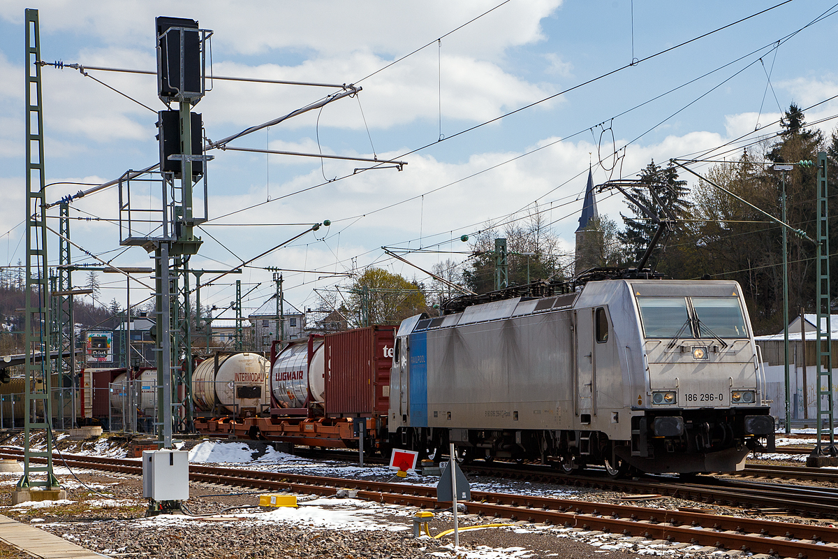 Die an die LINEAS Group NV/SA vermietete Railpool 186 296-0 (91 80 6186 299-0 D-Rpool) fährt am 08.04.2021, mit einem gemischten Güterzug, durch Betzdorf/Sieg in Richtung Köln. 

Die Bombardier TRAXX F140 MS2E wurde 2016 von Bombardier in Kassel unter der Fabriknummer 35345 gebaut und an die Railpool ausgeliefert. Die Multisystemlokomotive hat die Zulassungen bzw. besitzt die Länderpakete für Deutschland, Österreich, Belgien und die Niederland (D/A/B/NL).
