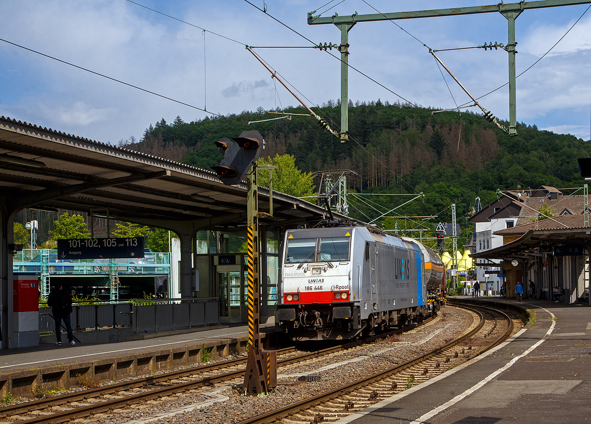 Die an die LINEAS Group NV/SA vermietete 186 446-1 (91 80 6186 446-1 D-Rpool) fährt am 09.06.2022 mit einem gemischten Güterzug durch den Bahnhof Betzdorf (Sieg) in Richtung Köln.

Die Bombardier TRAXX F140 MS(2E) wurde 2017 von Bombardier in Kassel unter der Fabriknummer 35401 gebaut und an die Railpool ausgeliefert. Die Multisystemlokomotive hat die Zulassungen bzw. besitzt die Länderpakete für Deutschland, Österreich, Schweiz, Italien, Belgien und die Niederland (D/A/CH/I/B/NL).