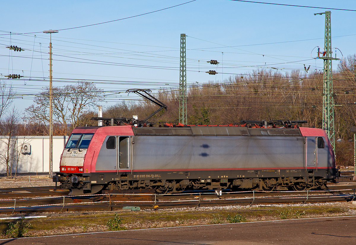 Die an die LTE Logistik- und Transport GmbH vermietete 185 590-7 (91 80 6185 590-7 D-BRLL) der Beacon Rail Leasing Ltd. (London) fährt am 29.12.2017 als Lz beim Bahnhof Weil am Rhein.

Die TRAXX F140 AC2 wurde 2008 von Bombardier in Kassel unter der Fabriknummer 34216 gebaut. Sie hat die Zulassungen für Deutschland, Österreich und die Schweiz.
