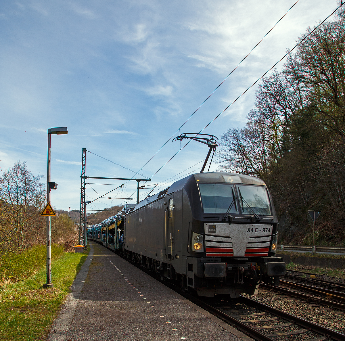 Die an die ÖBB-Produktion GmbH vermietete Siemens Vectron AC - X4 E – 874 bzw. 193 874 (91 80 6193 874-5 D-DISPO) der MRCE Dispolok GmbH (München) fährt am 12.042022, mit einem sehr langen Autotransportzug der ARS Altmann AG, durch den Bahnhof Scheuerfeld (Sieg) in Richtung Köln.

Die Siemens Vectron AC wurde 2014 von Siemens Mobility GmbH in München-Allach unter der Fabriknummer 21901 gebaut und an die MRCE - Mitsui Rail Capital Europe GmbH (München) als X4 E – 874 geliefert. Diese Vectron Lokomotive ist als AC – Lokomotive (Wechselstrom-Variante) mit 6.400 kW konzipiert und zugelassen für Deutschland, Österreich und Ungarn, sie hat eine Höchstgeschwindigkeit von 200 km/h.
