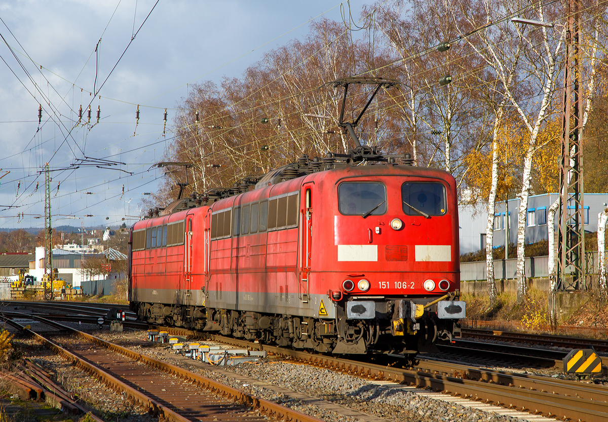 
Die an die Railpool verkauften und wieder von der DB Cargo AG angemieteten 151 106-2 (91 80 6151 106-2 D-Rpool) mit AK69e-Kupplung und die 151 032-0 (91 80 6151 032-0 D-Rpool) mit Schraubenkupplung, fahren in Doppeltraktion am 29.11.2019 in Kreuztal vom Abstellbereich zum Rbf um einen Güterzug zu übernehmen.

Die ex DB 151 106-2 wurde 1975 von Henschel in Kassel unter der Fabriknummer 31882 gebaut.
Die ex DB 151 032-0 wurde 1974 von Krauss-Maffei in München-Allach unter der Fabriknummer 19651 gebaut.
