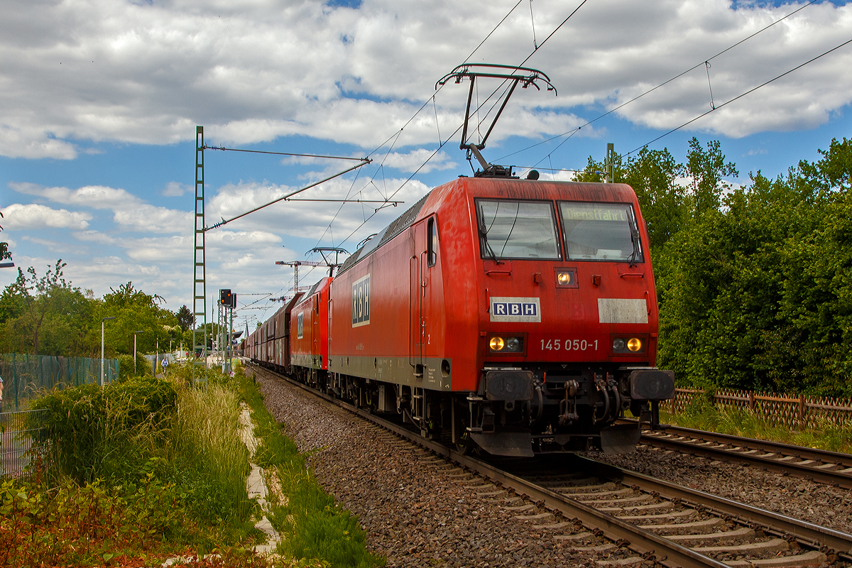 
Die an die RBH Logistics GmbH vermietete 145 050-1 / RBH 222 (91 80 6145 050-1 D-DB) und die 145 009-7 / RBH 209 (91 80 6145 009-7 D-DB) fahren am 30.05.2020 mit einem Kohlezug durch Bonn-Gronau (nähe Bf. UN-Campus) in Richtung Süden.