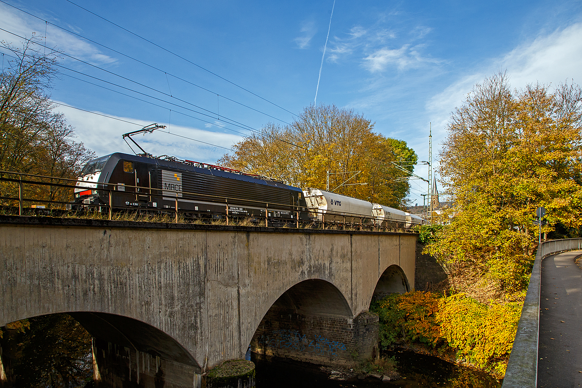Die an die Retrack (ein Tochterunternehmen der VTG) vermietete MRCE Dispolok E 189-842 bzw. ES 64 F4 - 842 oder 189 842-8 (91 80 6189 842-8 D-DISPO Class 189-VM) fährt am 29.10.2021 mit einem Zuckerzug (VTG Trichtermittenentladewagen der Gattung Uagnpps) in Kirchen (Sieg) über die Siegbrücke in Richtung Betzdorf bzw. Köln.

Die Siemens EuroSprinter wurde 2010 von Siemens in München unter der Fabriknummer 21618 gebaut. Von 2012 bis 2016 fuhr die Lok im im Farbkleid der PKP Cargo als EU45-842.

Die BR 189 (Siemens ES64F4) hat eine Vier-Stromsystem-Ausstattung. Sie ist in allen vier in Europa üblichen Bahnstromsystemen einsetzbar. 
Diese hier hat die Variante M (Class 189-VM) und besitzt die Zugbeeinflussungssysteme LZB/PZB, SHP und Mirel für den
Einsatz in Deutschland, Österreich, Polen, Tschechien, Slowakei, Ungarn, Slowenien, Kroatien und Rumänien.

Die Stromabnehmerbestückung ist folgende:
• Pos. 1: DE, AT, NL (AC), DK, CZ (AC), HR (AC), HU, RO
• Pos. 2: IT, SI, HR (DC)
• Pos. 3: NL (DC), CZ (DC), FR (DC), SK, LU (DC)
• Pos. 4: PL

