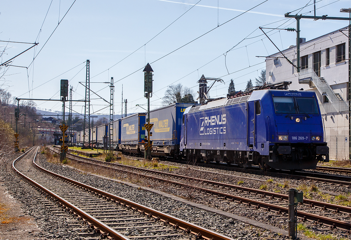 Die an die Rhenus Rail Logistics GmbH vermietete Railpool 186 269-7 (91 80 6186 269-7 D-Rpool) fährt am 29.03.2021, mit einem LKW-Walter KLV-Zug, auf der Siegstrecke (KBS 460), durch Niederschelden in Richtung Siegen. 

Die Bombardier TRAXX F140 MS2E wurde 2017 von Bombardier in Kassel unter der Fabriknummer 35522 gebaut und an die Railpool ausgeliefert. Die Multisystemlokomotive hat die Zulassungen bzw. besitzt die Länderpakete für Deutschland, Österreich, Belgien, Niederlande, Tschechien, Slowakei und Ungarn (D/A/B/NL/CZ/SK/H).