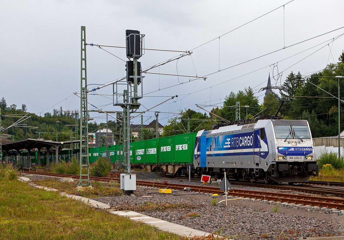 Die an die RTB Cargo - Rurtalbahn Cargo vermietete Railpool 186 426-3 (91 80 6186 426-3 D-Rpool) fährt am 20.08.2021, mit einem Container-Zug durch Betzdorf/Sieg in Richtung Köln.


Die Bombardier TRAXX F140 MS2E wurde 2015 von Bombardier in Kassel unter der Fabriknummer 35188 gebaut und an die Railpool ausgeliefert. Die Multisystemlokomotive hat die Zulassungen bzw. besitzt die Länderpakete für Deutschland, Österreich, Belgien und die Niederland (D/A/B/NL).
