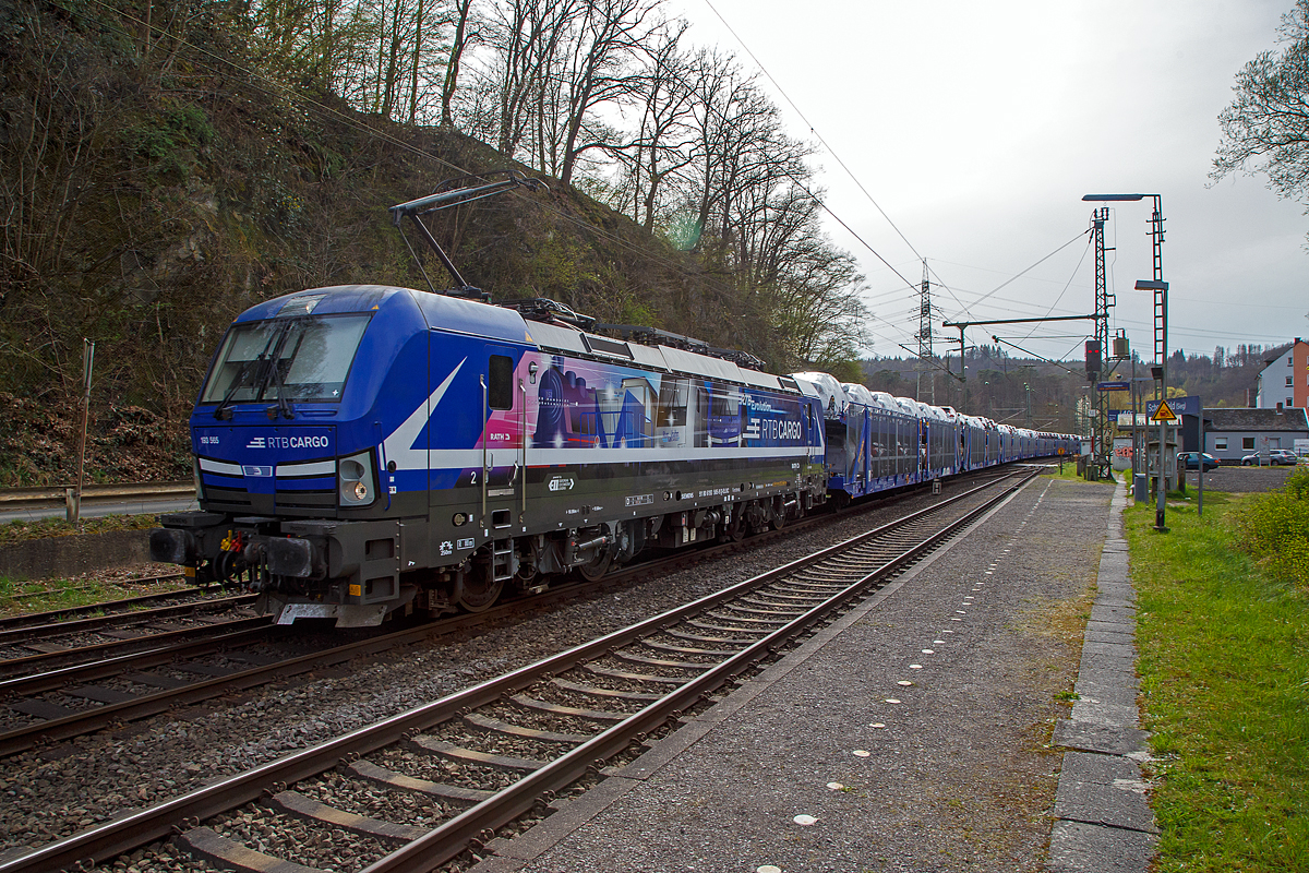 Die an die RTB CARGO vermietete Siemens Vectron MS 193 565 (91 80 6193 565-9 D-ELOC) der ELL Germany GmbH (European Locomotive Leasing) fährt am 13.04.20232 mit einem langen Hödlmayer Autotransportzug (Touax-Wagen der Gattung Laaers) durch Scheuerfeld (Sieg) in Richtung Siegen.

Die Siemens Vectron MS der Variante A54 - 6.4 MW wurde 2020 von Siemens in München-Allach unter der Fabriknummer 22875 gebaut. Sie hat die Zulassungen für Deutschland, Österreich, Ungarn, Rumänien, Belgien und die Niederlande. Nach meiner Sichtung sind auch Polen, Tschechien und die Slowakei vorgesehen, aber diese (SK/PL/CZ) sind noch durchgestrichen.
