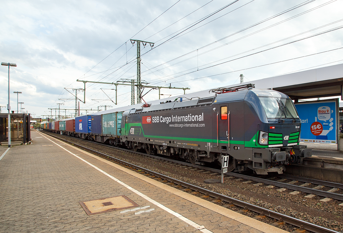 Die an die SBB Cargo International AG vermietete 193 201 (91 80 6193 201-1 D-ELOC) eine Siemens Vectron AC (6.4 MW - 160 km/h, zugel. in D/A/H/RO) der ELL - European Locomotive Leasing f�hrt am 30.04.2016 mit einem Containerzug durch den Bf. Fulda in Richtung Norden. 

Die Lok wurde 2015 von Siemens unter der Fabriknummer 21974 gebaut.