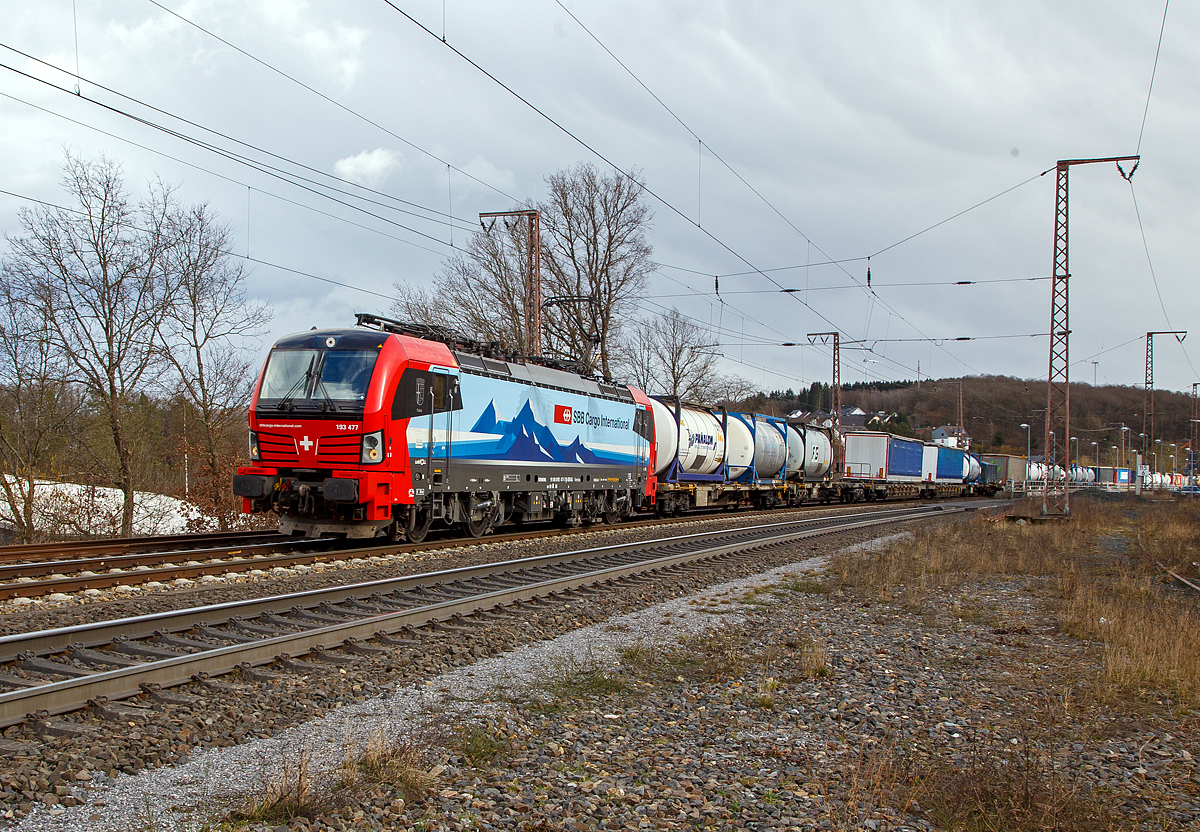 Die an die SBB Cargo International AG vermietete Vectron 193 477- 7  Fulda   (91 80 6193 477-7 D-SIEAG) der LokRoll AG (eingestellt bei Siemens Mobility, München) fährt am 11.03.2021 mit einem HUPAC-KLV/Container-Zug durch Rudersdorf (Kr. Siegen) in nördlicher Richtung.

Die Siemens Vectron MS wurde 2018 von Siemens Mobilitiy in München-Allach unter der Fabriknummer 22322 gebaut. Die Vectron AC hat eine Leistung von 6,4 MW und ist Zugelassen in Deutschland, Österreich, Schweiz und Italien.