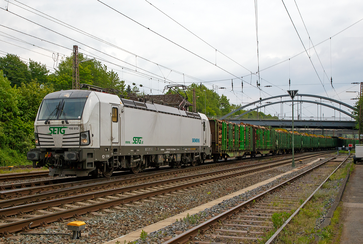 
Die an die SETG - Salzburger Eisenbahn Transportlogistik GmbH (Salzburg) vermietete 193 812-5 (91 80 6193 812-5 D-Rpool), eine Siemens Vectron AC der Railpool GmbH (M�nchen), rauscht am 23.05.2015 mit einem Holztansportzug durch Kreuztal in Richtung Hagen.  

Die Siemens Vectron AC wurde 2014 von Siemens Mobilitiy in M�nchen unter der Fabriknummer 21900 gebaut und an die Railpool GmbH in M�nchen geliefert. 

Die Lok mit einer Leistung von 6,4 MW hat eine H�chstgeschwindigkeit 200 km/h und die Zulassungen f�r D, A, H und RO.