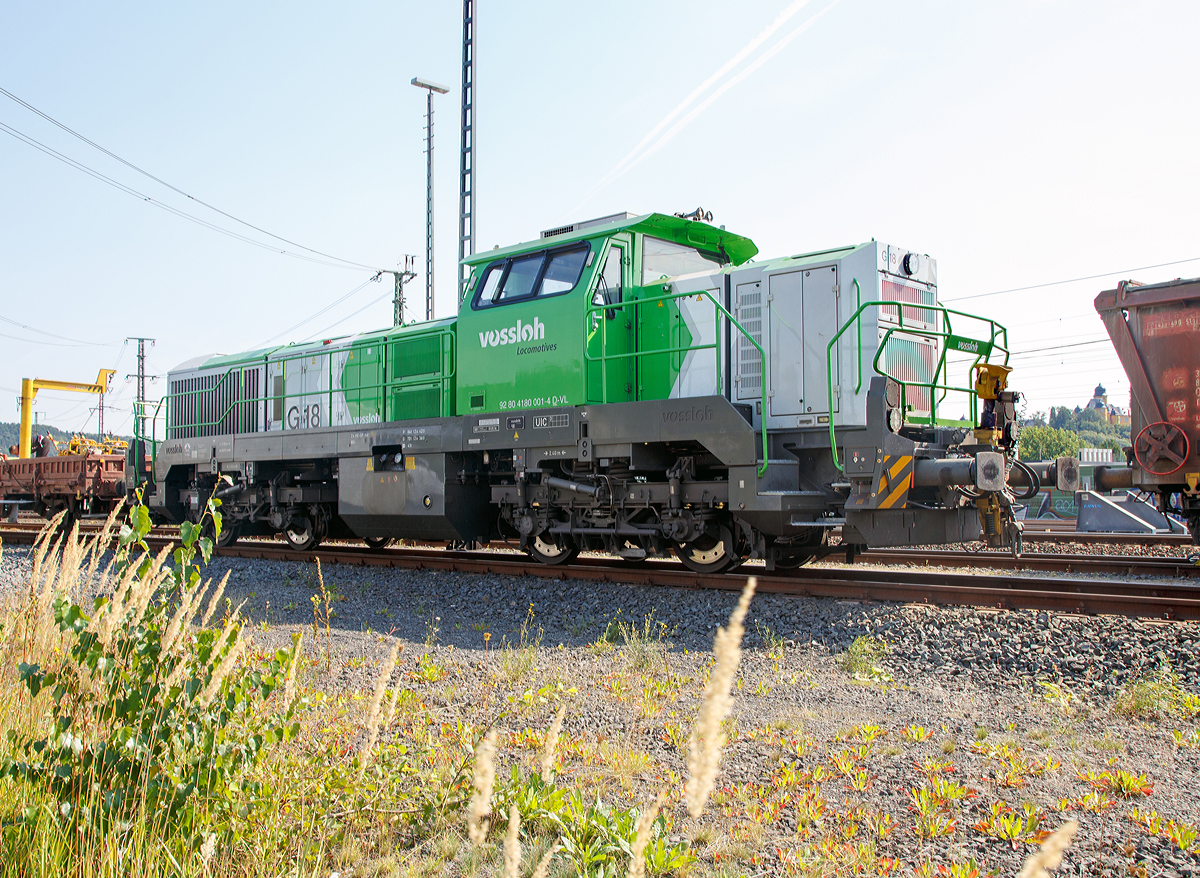 Die an die SLG Spitzke Logistik GmbH vermietete und der Vossloh Locomotives GmbH geh�rende G 18 (92 80 4180 001-4 D-VL) im am 12.09.2015, mit einem  Langschienenzug, beim ICE-Bahnhof Montabaur abgestellt. 

Die Lok wurde 2011 von Vossloh in Kiel unter der Fabriknummer 5001927 gebaut.

Die G 18 wie auch die G 12 sind neue dieselhydraulische Lokomotiven f�r den Rangier- und G�terzugdienst von Vossloh Locomotives.  Die G 12 mit 1.200 kW sowie die G 18 mit 1.800 kW. Angetrieben werden die Vierachser von den optimierten Turbo-Flex-Getrieben L530breU2 von Voith. Ein neues Drei-Wandler-Getriebe verbessert den Wirkungsgrad und ist mit einem leistungsf�higen Retarder zum verschlei�freien Bremsen ausger�stet. Das Gesamtgewicht der Loks kann flexibel zwischen 80 und 90 t ausgelegt werden. 

Von der G 18 sind derzeit 3 Loks gebaut worden, diese ist die erste Lok von diesem Typ.

Technische Daten:
Spurweite:  1.435 mm
Achsanordung:  B‘B‘
H�chstgeschwindigkeit: 120 km/h
Dieselmotorleistung:  max. 1.800 kW
Dieselmotor:  MTU 12V 4000 R43 (L)
Dieselmotordrehzahl  1.800 min-1
Abgasvorschriften:  EU/2004/26 Stufe IIIA/prepared for stage IIIB  
Anfahrzugkraft:  291 kN
Dienstgewicht:  80 t
Raddurchmesser:  1.000 mm (neu) / 920 mm (abgenutzt)
L�nge �ber Puffer : 17.000 mm  
Gr��te H�he:  4.310 mm  
Gr��te Breite:  3.080 mm
Str�mungsgetriebe:  Voith L 530 breU2
Hydrodynamische Bremsleistung:  max. 1.600 kW
Kleinster befahrbarer Bogenradius:  55 m