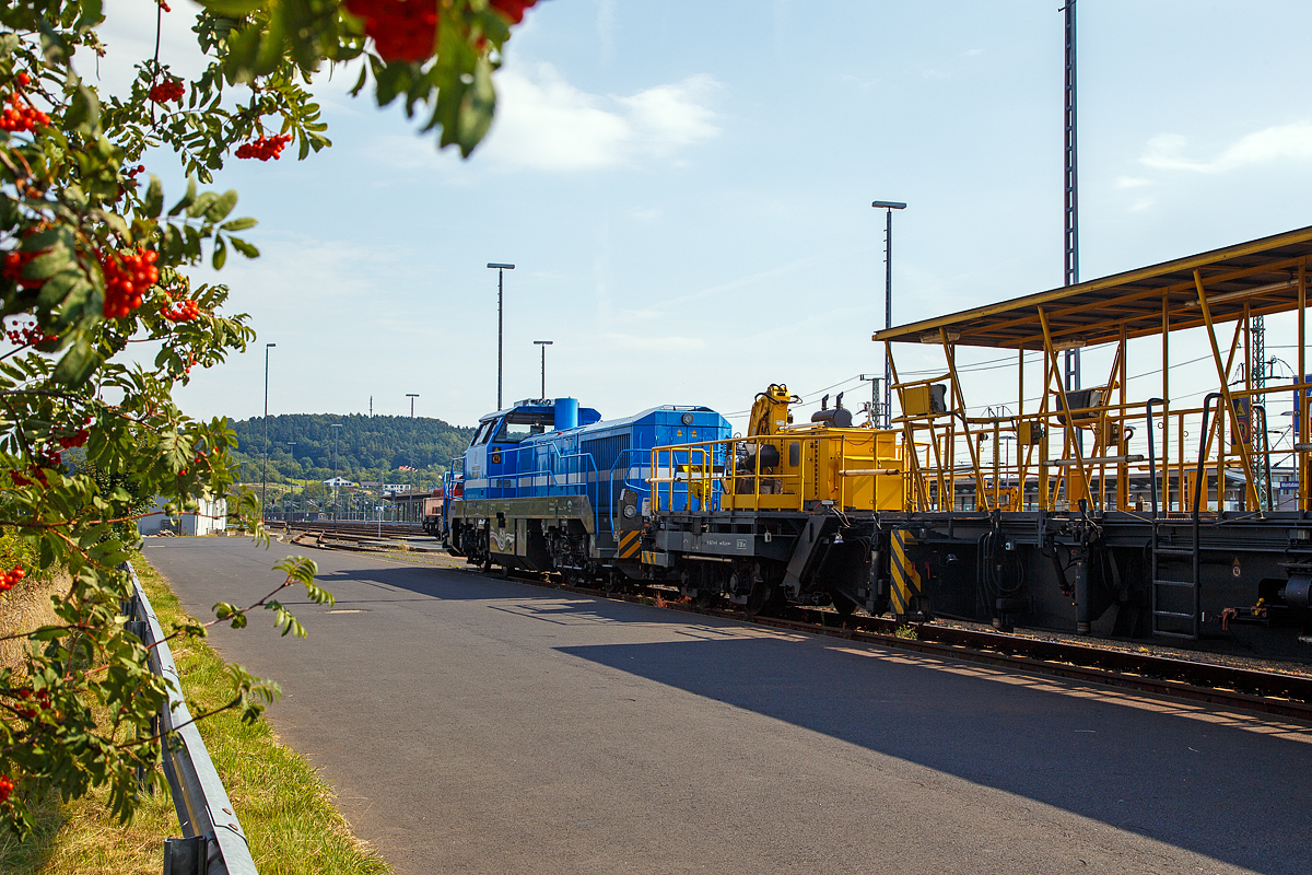 Die an die SLG Spitzke Logistik GmbH vermietete und der Vossloh Locomotives GmbH gehörende G 12 - SP - 012 (92 80 4120 001-7 D-VL) im am 12.09.2015, mit einem  Schienenwechselzug (Schienenwechselsystem) „Railer 3000“ von Vossloh Rail Service, beim ICE-Bahnhof Montabaur abgestellt. 

Die Vossloh G 12 wurde 2010  von Vossloh in Kiel unter der Fabriknummer 5001919  gebaut und bereits auf der InnoTrans 2010 präsentiert.  Seit 2017 gehört sie der KAF Falkenhahn Bau AG (Kreuztal) und trägt neben der NVR-Nummer 92 80 4120 001-7 D-KAF den Namen  Karl August .
