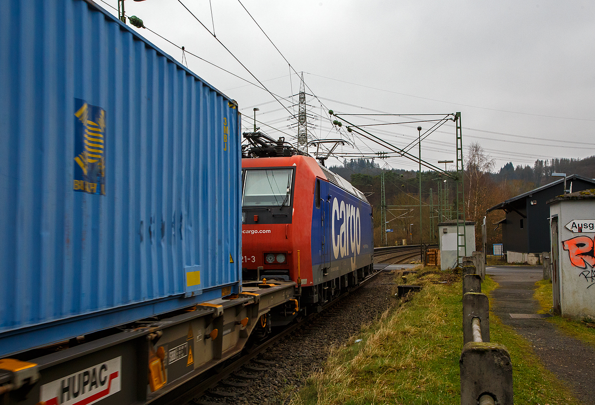 Die an die TX Logistik AG vermietete Re 482 021-3  (91 85 4482 021-3 CH-SBBC) der SBB Cargo AG fährt am 15.01.2022, mit einem HUPAC-KLV/Container-Zug durch Scheuerfeld (Sieg)  in Richtung Köln.

Die TRAXX F140 AC1 wurde 2003 von Bombardier in Kassel unter der Fabriknummer 33578 gebaut und an die SBB Cargo AG geliefert. Sie hat die Zulassungen und Zugbeeinflussungssysteme für die Schweiz und Deutschland.