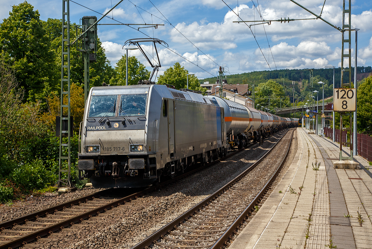 Die an die TX Logistik AG vermietete Railpool 185 717-8 (91 80 6185 717-6 D-Rpool) f�hrt am 12.06.2020 mit einem Druckgaskesselwagenzug durch den Bahnhof Kirchen (Sieg) in Richtung K�ln. 
Nochmals einen lieben Gru� zur�ck. 

Die TRAXX F140 AC2 wurde 2008 von Bombardier in Kassel unter der Fabriknummer 34242 gebaut und an die Deutsche Leasing Hungaria Kft. als 481 002-8 (91 55 0481 002-8 H-EUCOM) geliefert. Sie hat die Zulassungen f�r Ungarn, �sterreich und Deutschland (H/A/D).  Die Deutsche Leasing Hungaria bezog zwei Lokomotiven, lie� diese erstmals f�r Ungarn herrichten, und erlangte die Zulassung in Ungarn als Reihe 481 (001–002). Gemietet und genutzt wurden die Maschinen von der ungarischen Eurocom Rail Cargo, bis diese 2010 zahlungsunf�hig wurde. Zeitweise von der ungarischen AWT Rail HU gemietet, �bernahm die deutsche Railpool GmbH im August 2011 die Hauptmiete, zeichnete sie in 716 und 717 um, und verlieh die Lokomotiven selber, im August 2016 �bernahm sie beide Maschinen.
