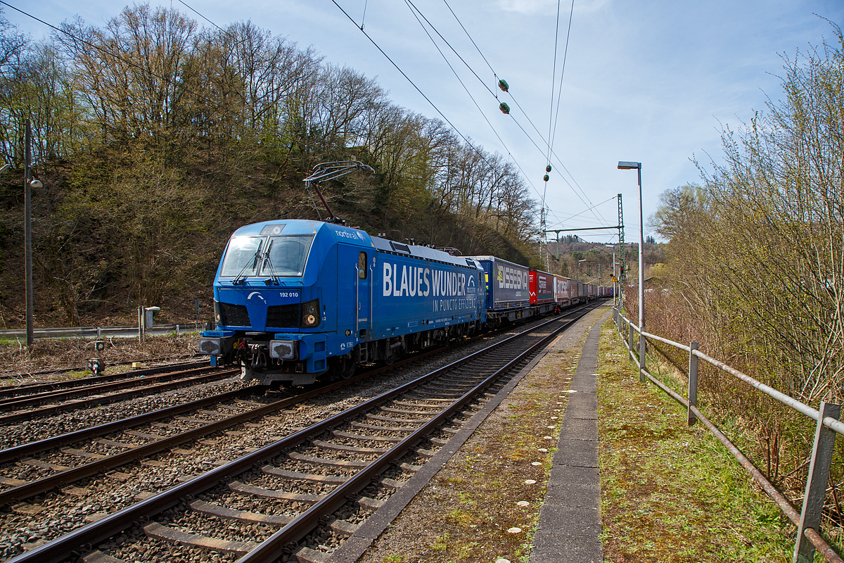 Die an die TX Logistik AG (Troisdorf) vermietete Siemens Smartron 192 010-7 „Blaues Wunder in Puncto Effizienz “ (91 80 6192 010-7 D-NRAIL) der northrail GmbH (Hamburg), fährt am 012.04. 2022 mit einem KLV-Zug durch Scheuerfeld (Sieg) in Richtung Siegen, von wo es dann über die Dillstecke in Richtung Süden geht. 

Die Siemens Smartron wurde 2019 von Siemens Mobilitiy in München-Allach unter der Fabriknummer 22680 gebaut und an die Paribus Rail Portfolio III GmbH & Co. KG (Hamburg) die die Lok für die northrail GmbH (Hamburg) finanziert hat. Die Smartron Lokomotiven sind bekanntlich abgespeckte rein für Deutschland konzipierte Wechselstrom-Lokomotiven und sind so auch nur für Deutschland zugelassen.

TX Logistik AG mit Sitz in Troisdorf gehört zur Mercitalia Gruppe die wiederum zur italienischen Staatsbahn Ferrovie dello Stato Italiane (FS) gehört.
