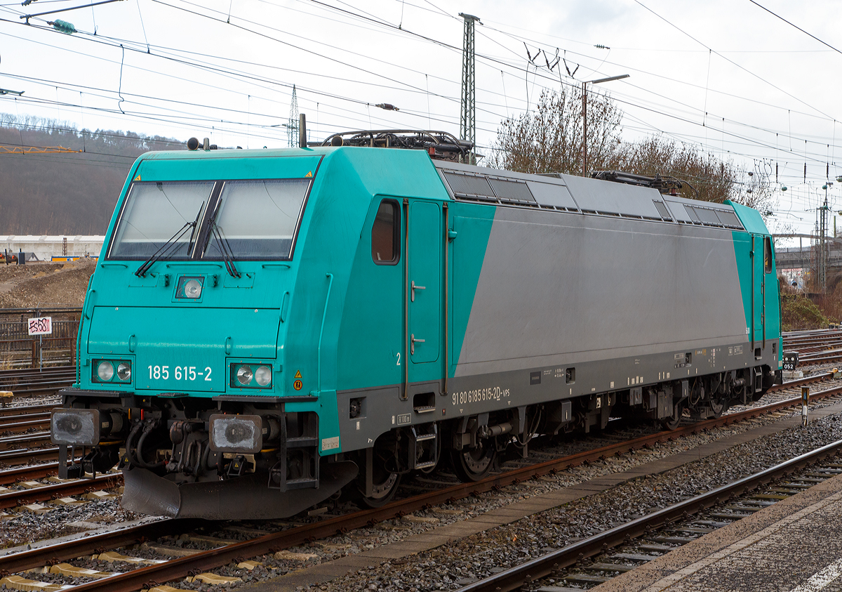 
Die an die VPS (Verkehrsbetriebe Peine-Salzgitter GmbH) vermietete 185 615-2 (91 80 6185 615-2 D-VPS, ex 91 80 6185 615-2 D-ITL) ist am 08.02.2015 beim Hbf Hagen abgestellt. 

Eigentümer der Bombardier TRAXX F140 AC2 ist die RBS Asset Finance Europe Limited (London), sie wurde 2008 von Bombardier unter der Fabriknummer 34277 gebaut. Die Lok hat die Zulassung in Deutschland, Österreich und Ungarn