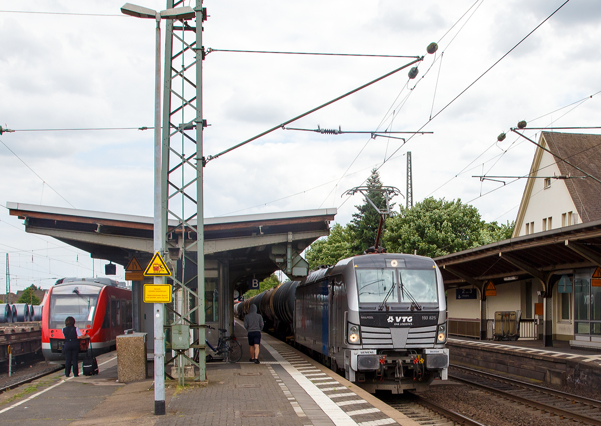 
Die an die VTG Rail Logistics Deutschland GmbH vermietete Railpool 193 825  Monika  (91 80 6193 825-7 D-Rpool) fährt am 16.06.2017 mit einem Kesselwagenzug durch den Bahnhof Andernach in Richtung Norden. 

Die Siemens Vectron AC wurde 2016 von Siemens in München unter der Fabriknummer 22055 für die Railpool GmbH in München gebaut. Die AC-Lok mit einer Leistung 6.4 MW hat die Zulassung in Deutschland und Österreich für eine V max 200 km/h. 