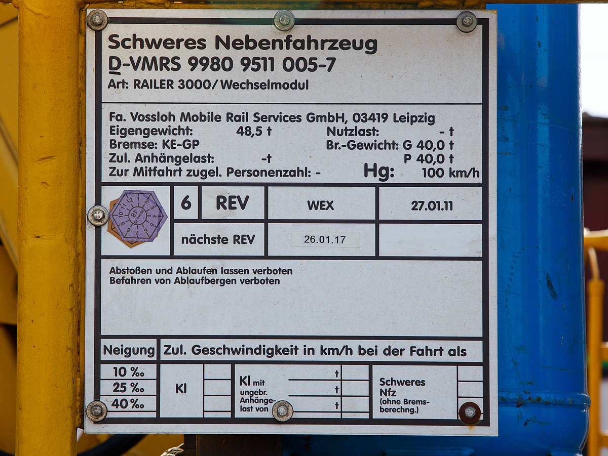 
Die Anschriftentafel von dem am 25.03.2017 beim ICE-Bahnhof Montabaur abgestellten  Railer 3000 / Wechselmodul II (Schweres Nebenfahrzeug Nr. D-VMRS 99 80 9511 005-7).