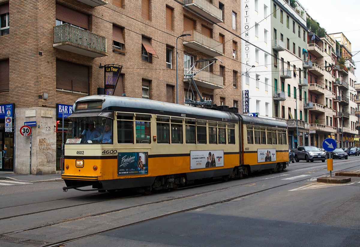 
Die ATM Tram 4602 fährt am 14.09.2017 als Fahrschulfahrzeug auf der Via Fabio Filzi in Mailand, nähe Milano Centrale.

Von der Tram ATM Serie 4600 wurden 1955 von Stanga in Padua  13 Fahrzeuge gebaut (4601–4613), die elektrische Ausrüstung ist von TIBB, 10 Fahrzeuge sind heute noch im Einsatz. Die Entwicklung basiert auf der Serie 5300, jedoch sind diese hier als 2 teilige Gelenktriebwagen ausgeführt.  Ähnlich (fast baugleich) ist die ATM Serie 4700 jedoch wurden diese 20 Fahrzeuge 1956 bis 1960 von Breda und TIBB gebaut.

Technische Daten:
Spurweite: 1.435 mm
Achsformel: Bo' 2' Bo'
Stromsystem: 550 V DC (=)
Baujahr: 1955
Länge über alles: 19.840 mm
Achsabstand im Drehgestell: 1.800 mm
Drehzapfenabstände: 6.300 mm
Lauf- und Treibraddurchmesser: 680 mm
Breite: 2.400 mm
Höhe: 3.212 mm
Dienstgewicht: 26,5 t
Sitzplätze: 36
Stehplätze: 139
Fußbodenhöhe: 880 mm
Leistung: 4 x 55 kW (220 kW)
Höchstgeschwindigkeit: 45 km/h
Motoren: 4 Stück vom Typ TIBB GLM 0300