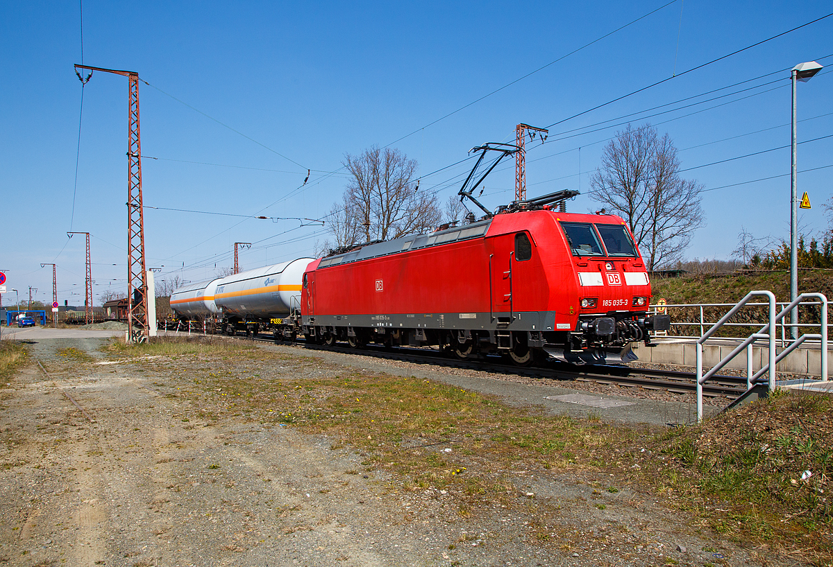 Die auch für Frankreich zugelassene 185 035-3 (91 80 6185 035-3 D-DB) der DB Cargo AG fährt am 28.04.2021, mit einem sehr langen und schweren gemischten Güterzug, durch Rudersdorf (Kr. Siegen) über die Dillstrecke (KBS 445) in südlicher Richtung. Der Zug schwer, denn am Zugschluss befand sich noch die an die DB Cargo AG vermietete Railpool 151 099-9 (91 80 6151 099-9 D-Rpool) als Nachschiebelok. 

Die TRAXX F140 AC1 wurde 2001 von ADtranz (ABB Daimler-Benz Transportation GmbH) in Kassel unter der Fabriknummer 33433 gebaut. Sie hat die Zulassungen für Deutschland und Frankreich.