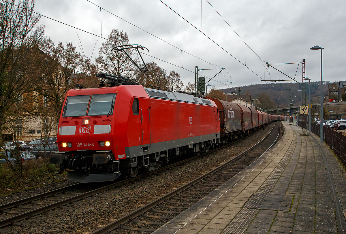 Die auch für die Schweiz zugelassene 185 144-3 (91 80 6185 143-3 D-DB) der DB Cargo fährt am 03.12.2021 mit einem sehr langen Coilzug durch den Bahnhof Kirchen(Sieg) in Richtung Köln.

Die TRAXX F140 AC1 (BR 185.0 XS) wurde 2003 von Bombardier in Kassel unter der Fabriknummer 33609 gebaut. Sie hat die Zulassungen für Deutschland und die Schweiz.
