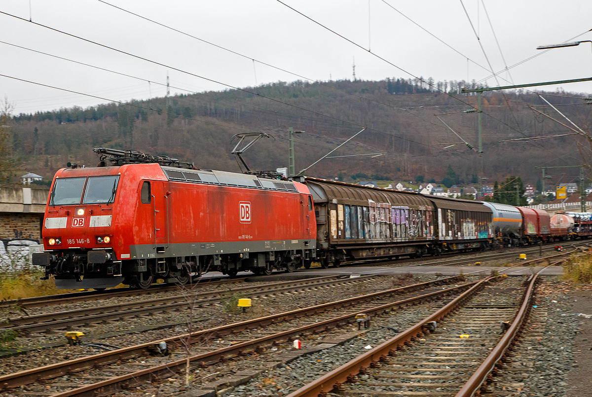 Die auch für die Schweiz zugelassene 185 146-8 (91 80 6185 146-8 D-DB) der DB Cargo AG fährt am 04.12.2021 mit einem gem. Güterzug durch niederschelden in Richtung Köln.

Die TRAXX F140 AC1 (BR 185.0 XS) wurde 2003 von Bombardier in Kassel unter der Fabriknummer 33613 gebaut. Sie hat die Zulassungen für Deutschland und die Schweiz.