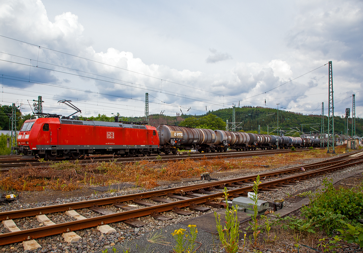 
Die auch für die Schweiz zugelassene185 143-5 (91 80 6185 143-5 D-DB) der DB Cargo AG fährt am19.06.2020, mit einem gewaltig lagen Kesselwagenzug, durch Betzdorf (Sieg) in Richtung Köln. 

Die TRAXX F140 AC wurde 2003 bei Bombardier in Kassel unter der Fabriknummer 33606 gebaut. Sie hat die Zulassungen für Deutschland und die Schweiz, man kann es auch an den vier DSA-200 Einholm-Stromabnehmer erkennen. Außen sind jeweils die für das Schweizernetz bestimmten Stromabnehmer mit einer Wippenbreiten von 1.450 mm (500 mm schmaleren) und innen die DB-Netz bestimmten mit einer Wippenbreiten von 1.950 mm.
