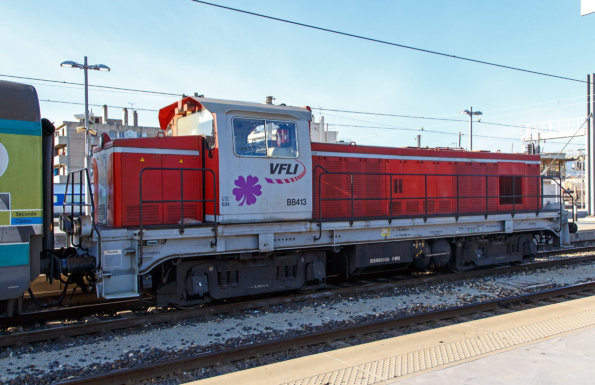 
Die BB413 (92870000413-0-F-VFLI) der VFLI (Voies ferrées locales et industrielles), ex SNCF BB 63583, zieht einen (leeren) Coral Téoz Zug am 26.03.2015 aus den Bahnhof Marseille Saint-Charles in den Abstellbereich. 
Die VFLI Baureihe BB 400 ist eine modernisierte Lok der SNCF Baureihe BB 63500. Die BB 413 ist die ex SNCF BB 63583