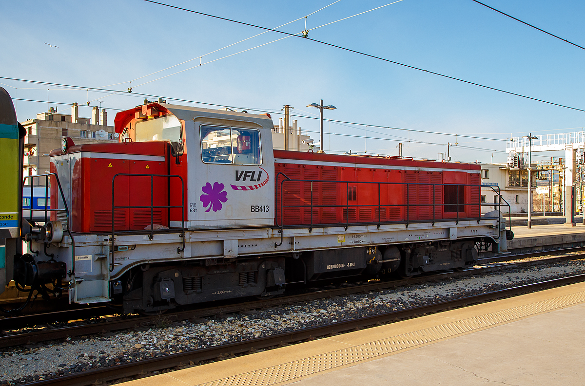 Die BB413 (92870000413-0-F-VFLI) der VFLI (Voies ferr�es locales et industrielles), ex SNCF BB 63583, zieht einen (leeren) Coral T�oz Zug am 26.03.2015 aus den Bahnhof Marseille Saint-Charles in den Abstellbereich. Die VFLI Baureihe BB 400 ist eine modernisierte Lok der SNCF Baureihe BB 63500. Die BB 413 ist die ex SNCF BB 63583

Die dieselelektrischen Lokomotiven der Baureihe BB 63500 der franz�sischen Staatsbahn SNCF, wurden zwischen 1956 und 1971 geliefert. Sie werden f�r alle Zuggattungen eingesetzt.

Sie wurden von Brissonneau & Lotz in Paris hergestellt, der Dieselmotor vom Typ MGO V12 SH wurde von der Soci�t� Alsacienne de Constructions M�caniques (SACM) in Mulhouse (M�lhausen) bezogen.


TECHNISCHE DATEN der SNCF BB 63500:
Anzahl:  580
Spurweite:  1.435 mm (Normalspur)
Achsformel:  Bo'Bo'
L�nge �ber Puffer:  14.680 mm
Breite: 2.800 mm
H�he: 3.980 mm
Drehzapfenabstand: 7.500 mm
Achsabstand im Drehgestell: 2.600 mm
Dienstgewicht:  68 t
H�chstgeschwindigkeit: 90 km/h
Installierte Leistung:  450 kW
Treibraddurchmesser:  1.050 mm
Dieselmotor: V12-Zylinder-Dieselmotor, Typ SACM MGO V12 SH
Tankinhalt:  3.000 l
Verbrauch: ca. 3 l/km
Antrieb:  dieselelektrisch
Fahrmotoren: 4 St�ck 453 29 BL 170 V fremdbel�ftet 
Kupplungstyp:  Schraubenkupplung

