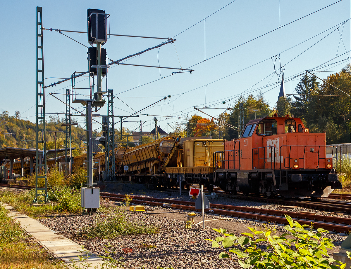 Die BBL Logistik 13 alias 214 024-2 (92 80 1214 024-2 D-BBL) fährt am 09.10.2021, nach erfolgreicher Drehfahrt, mit einem Material-, Förder- und Siloeinheiten-Zug der DB Bahnbau durch Betzdorf (Sieg) via Au (Sieg) nach Altenkirchen (Westerwald). Der Zug war zuvor bereits in Altenkirchen gewesen, die Wagen standen aber in umgekehrter Arbeitsrichtung, so wurde eine Drehfahrt über das Gleisdreieck Siegen Hbf, Siegen-Weidenau und Siegen-Ost notwendig. 

Die Spenderlok eine ursprüngliche DB V 100.20 wurde 19653 von MaK in Kiel unter der Fabriknummer 1000167 gebaut und als V 100 2031an die Deutsche Bundesbahn geliefert. 1968 erfolgte die Umzeichnung in DB 212 031-9, als diese fuhr sie bis zur Ausmusterung 1997. Ende 2002 ging sie an die ALS - Alstom Lokomotiven Service GmbH in Stendal, wo im Jahr  2011 der Umbau gemäß Umbaukonzept  BR 214  zur heutigen 214 024-2 erfolgte. Nach dem erfolgreichen Umbau ging sie an die BBL Logistik GmbH.
