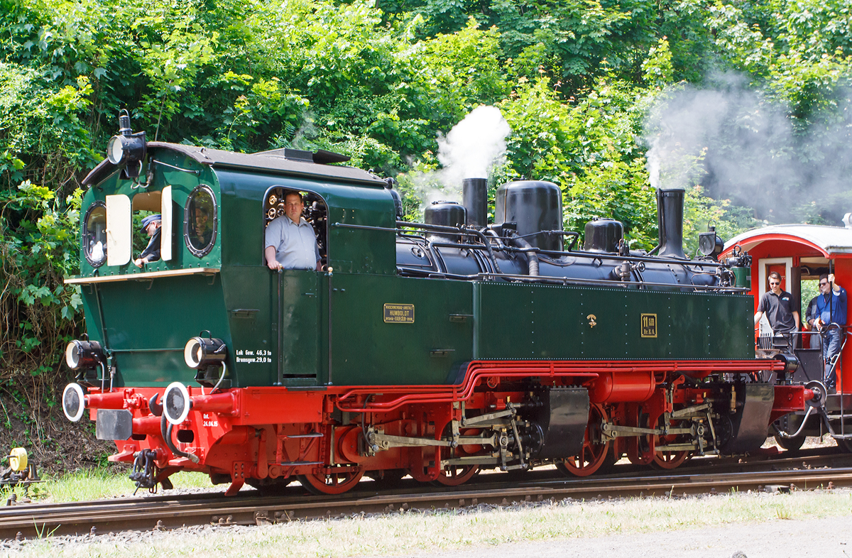 Die BBn4vt 1.000 mm Mallet- Dampflok 11sm (sm = schwere Mallet) der Brohltalbahn, eine Humboldt M.105, erreicht am 24.05.2015 nun wieder den Bahnhof Bohl-Lützing/Rhein (BE).

Die Lok 11sm wurde 1906 von der Maschinenbauanstalt Humboldt in Köln-Kalk  (eines der Vorläuferunternehmen der späteren Klöckner-Humboldt-Deutz KHD) unter der Fabriknummer 348 gebaut, und von da an zusammen mit ihren Schwestern 10 sm und 12 sm bis 1965 auf der Brohltalbahn eingesetzt. Die letzte Fahrt der Lokomotive fand am 29.Januar 1966 vor einen bestellten Sonderzug für Eisenbahnfreunde statt. Die Lok 11sm konnte durch den Einsatz einiger Eisenbahnfreunde vor der Verschrottung gerettet werden und kam in das Museum der Deutschen Gesellschaft für Eisenbahngeschichte e.V. (DGEG) in Viernheim. Nach der Schließung dieses Museums kam die Lokomotive 1989 zurück in ihrer Heimat und konnte 1998 durch die Interessengemeinschaft Brohltal-Schmalspureisenbahn e.V. (IBS) von der DGEG zurückgekauft werden. 
Sie ist die einzige für die Brohltalbahn hergestellte Lokomotive, die für die Nachwelt erhalten werden konnte. Am 25. April 2015 wurde die Wiederinbetriebnahme gefeiert und am 1.Mai 2015 verkehrte der erste planmäßige Zug mit Lok 11sm.

Konstruktive Merkmale
Die Lok hat eine übliche Konstruktion bei Malletlokomotiven, die kleineren Hochdruckzylinder trieben das hintere Triebwerk an, die größeren Niederdruckzylinder das vordere, bewegliche Triebwerk. Die Vorräte sind in langen Behältern seitlich des Kessels bis zur Rauchkammer untergebracht. Auf dem Kessel gib es einen Dampfdom und zwei Sandbehälter. Auffällig und außergewöhnlich für eine Schmalspurlok, sind auch die massiven Pufferbohlen (vorne und hinten) mit je zwei außermittigen Normalspurpuffern. Diese hatten die verbliebenen Loks in den 1930er Jahren neben der vorhandenen Schmalspurkupplung, für das Verschieben von Regelspurwagen im Rheinhafen Brohl, erhalten, Mit der Anschaffung von Dieselloks wurden die Dampflokomotiven 1965 überflüssig, die 11sm blieb bis 1966 als Reserve in Dienst.
TECHNISCHE DATEN:
Gebaute Anzahl: 4
Hersteller: Humboldt
Baujahre: 1904, 1906, 1920
Bauart: B’B`n4vt
Spurweite: 1.000 mm (Meterspur)
Länge über Puffer: 	9.981 mm
Gesamtradstand: 5.600 mm
Dienstgewicht: 48 t
Höchstgeschwindigkeit: 	30 km/h
Treibraddurchmesser: 1.000 mm
HD-Zylinderdurchmesser: 300 mm
ND-Zylinderdurchmesser: 500 mm
Kolbenhub: 	00 mm
Kesselüberdruck: 14 bar
Heizrohrlänge: 4.400 mm
Rostfläche: 1,5 m²
Verdampfungsheizfläche: 80 m²
Wasservorrat: 	5,0 m³
Brennstoffvorrat: 1,2 t
