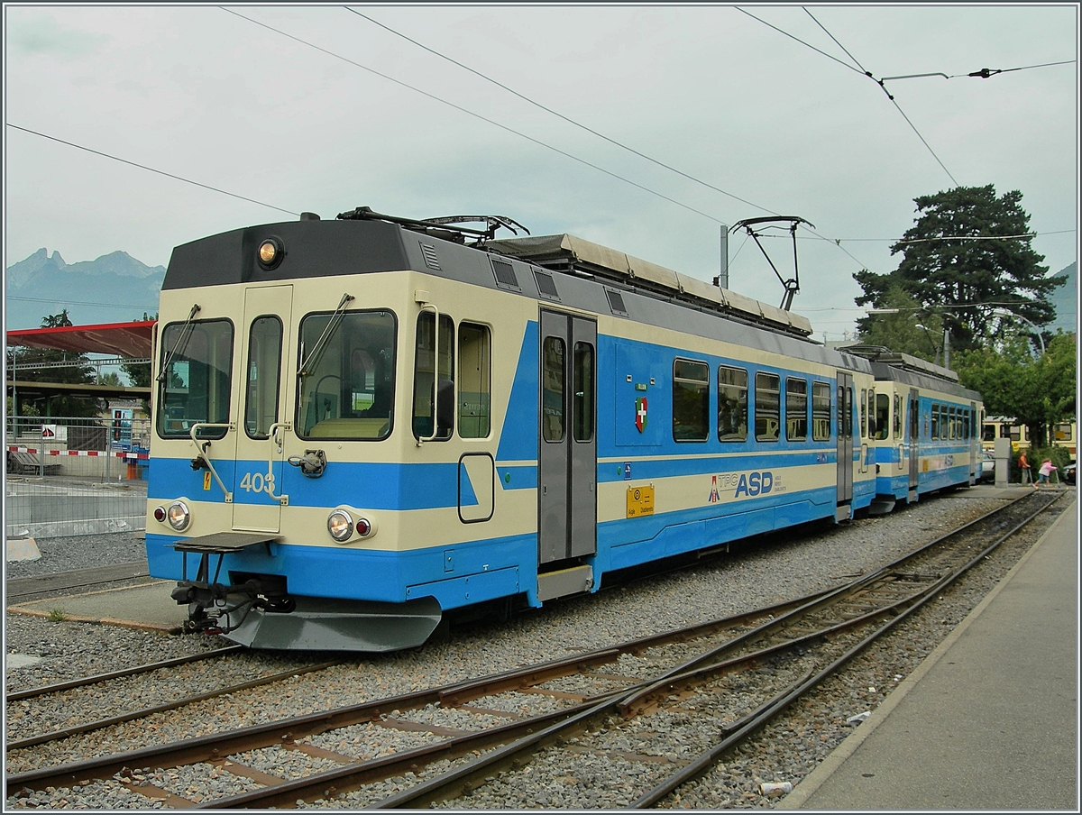 Die beiden ASD BDe 4/43 403 und 404 warten in Aigle in noch alten Schmalspurbahnhof auf die Abfahrt nach Les Diablerets. 

14. Sept. 2006