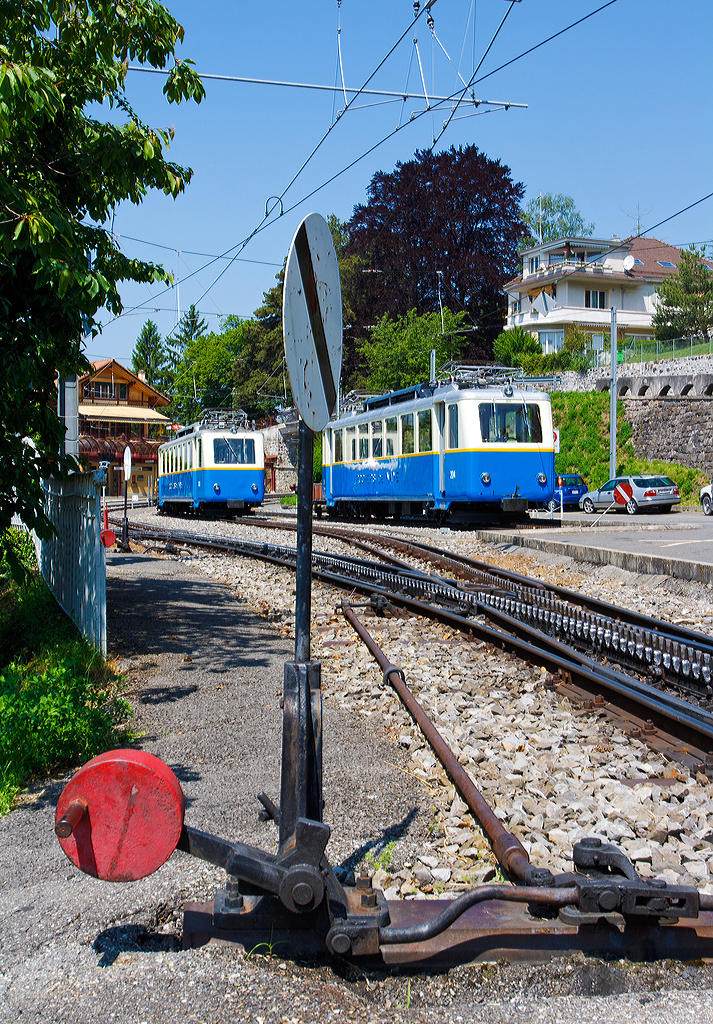 
Die beiden Elektrischen Zahnradtriebwagen Bhe 2/4 203 und  Bhe 2/4 204 (beide ex BChe 2/4) der Transports Montreux-Vevey-Riviera (MVR), ex Montreux–Territet–Glion–Rochers-de-Naye-Bahn (MTGN), am 26.05.2012 abgestellt im Bahnhof Glion. 

Die Triebwagen wurde 1938 von der Schweizerische Lokomotiv- und Maschinenfabrik (SLM) in Winterthur gebaut, der elektrische Teil ist von BBC.

Technische Daten:
Spurweite:  800 mm
Zahnstangensystem:  Abt
Achsfolge:  2'z 2'z
Länge über Puffer:  15.050 mm
Eigengewicht:  15.5 t
Höchstgeschwindigkeit: 18 km/h
Leistung: 150 kW
Fahrleitungsspannung:  850 V =