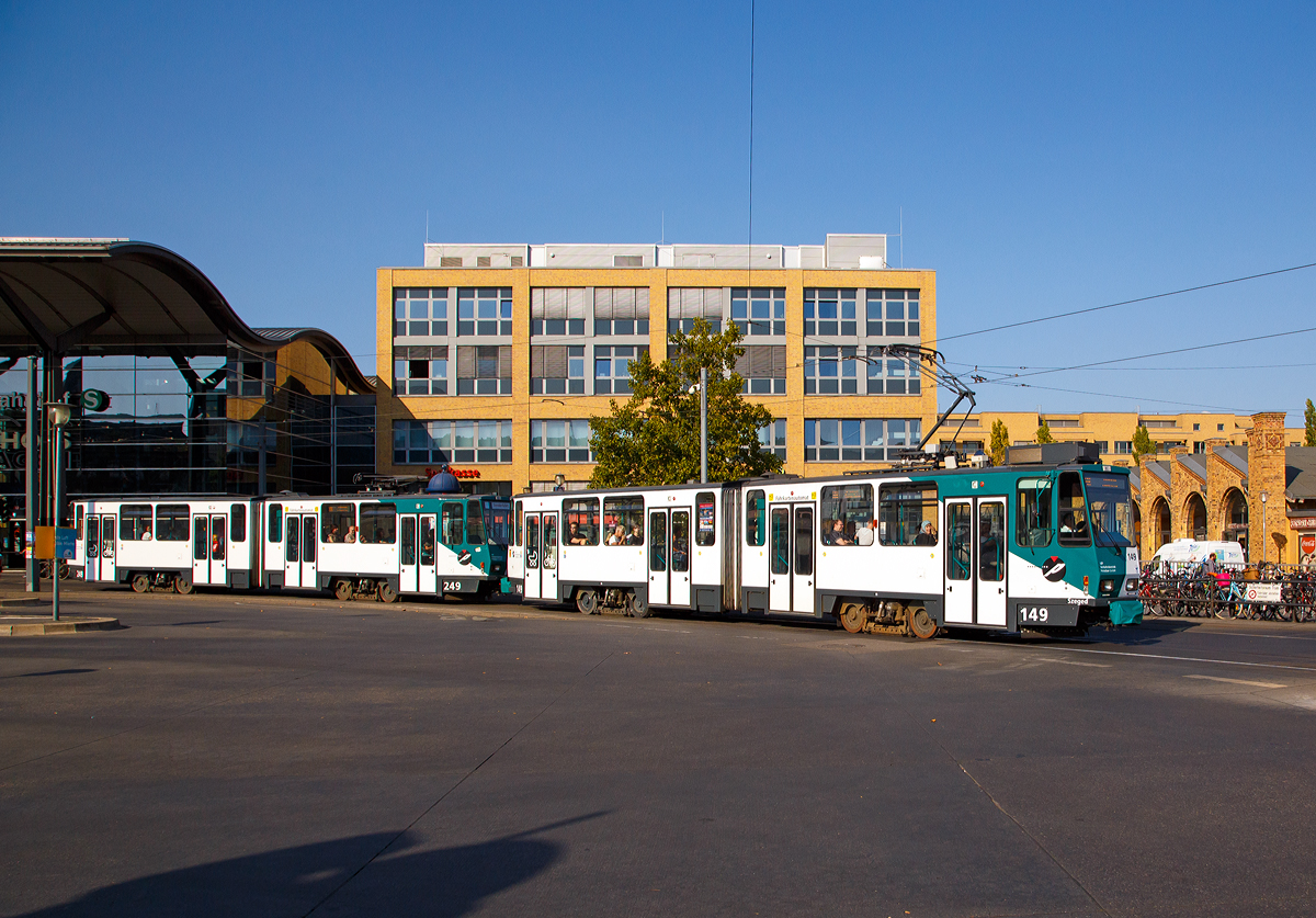 
Die beiden gekuppelten Einrichtungs-Kurzgelenktriebwagen (modernisiert) 149  Szeged  und 249 der ViP (Verkehrsbetrieb Potsdam GmbH) vom Typ ČKD Tatra KT4D-MCG verlassen am 19.09.2018 Potsdam Hauptbahnhof in Richtung Babelsberg.

Der TW 149  Szeged  wurde1987 von ČKD Tatra unter der Fabriknummer 177-015 gebaut und ging als TW 219-523 nach Berlin, 1989 kam er dann als TW 060 nach Potsdam und erhielt 1995 seine erste Modernisierung und wurde ab dann als TW 149  Szeged  gef�hrt.
Der TW 249 wurde ebenfalls1987 von ČKD Tatra unter der Fabriknummer 177-020 gebaut und ging als TW 219-528 nach Berlin, 1989 kam er dann als TW 065 nach Potsdam und erhielt 1995 seine erste Modernisierung und wurde ab dann als TW 249 gef�hrt.
Im Jahre 2005 wurden beide ČKD Tatra - Einrichtungs-Kurzgelenktriebwagen weiter modernisiert und auf Choppersteuerung zum Typ Tatra KT4D-MC umgebaut. Die Grundinstandsetzung zum Typ Tatra KT4D-MCG erfolgte 2016/17 dann in Prag, so sind sie fit bis zu ihrem endg�ltigen Ausscheiden 2022, dann m�ssen alle Fahrzeuge laut Gesetz barrierefrei sein.

Die Stra�enbahn Potsdam:
Die Stra�enbahn Potsdam ist der wichtigste Tr�ger des �ffentlichen Nahverkehrs in Potsdam. Vorl�ufer war die Pferdebahn seit dem Jahr 1880, elektrische Stra�enbahnen fahren seit 1907. Betreiberin ist die ViP Verkehrsbetrieb Potsdam GmbH, seit 1994 eine Tochtergesellschaft der Stadtwerke.

Das Potsdamer Streckennetz ist normalspurig (Spurweite 1.435 mm) und 30,0 Kilometer lang. Das Stromsystem betr�gt 750 Volt DC Oberleitung, bis Oktober 2015 waren es 600 Volt DC. Es wird von f�nf Haupt- und zwei Verst�rker-Linien befahren. Es ist fast durchgehend zweigleisig ausgebaut, das Nauener Tor wird mittels einer Gleisverschlingung durchquert.

Das Netz wird mit Einrichtungsfahrzeugen befahren. An allen Endstellen sind Wendeschleifen vorhanden. Ausnahmen sind die Glienicker Br�cke, an der �ber ein Wendedreieck gewendet wird, sowie Schloss Charlottenhof und Hauptbahnhof, wo durch Blockumfahrung gewendet werden kann. 

Derzeit sind 22 Tatra KT4Dm hochflurige Gelenktriebwagen, 17 Siemens Combino und 18 Stadler Variobahnen Fahrzeuge vorhanden. Die maximal gefahrene H�chstgeschwindigkeit der Fahrzeuge betr�gt 60 km/h.


ČKD Tatra - Einrichtungs-Kurzgelenktriebwagen (modernisiert) vom Typ KT4D-MC / KT4D-MCG 

Fahrzeugaufbau:
Der Wagenkasten besteht aus zwei symmetrischen H�lften, die in der Fahrzeugmitte durch zwei Gelenke verbunden sind, welche sich auf dem Dach und im Fu�boden befinden. Besonders interessant ist der Lenkmechanismus des Bodengelenkes, welcher durch Eisenstangen mit den Drehgestellen verbunden ist. Dadurch k�nnen beide Fahrzeugh�lften auf gerader Strecke immer in der gleichen Lage gehalten werden. Beide Wagenteile sind am Gelenk durch einen Faltenbalg verbunden und das Gelenk im Fu�boden wird durch eine aufklappbare Drehscheibe �berbr�ckt.

Der Wagenkasten selbst besteht aus einer geschwei�ten Skelettkonstruktion, die mit vier, je 1300mm breiten T�ren und gro�en Fenster versehen ist. Der Kasten ist durch glatte Seitenbleche verkleidet, wobei diese Bleche bei den beiden Potsdamer Prototypen gesickt waren. Innen ist der Wagenkasten mit Plasten und lackierten Spanplatten (Deckenbereich) verkleidet. Die Decke ist zus�tzlich mit einer D�mmschicht versehen.

Ab 1992 wurden die gut erhaltenen Exemplare der noch jungen KT4D modernisiert. Dabei kam es zun�chst zu zwei verschiedenen Varianten. Man unterscheidet zwischen f�hrenden (Reihe 100) und gef�hrten Triebwagen (Reihe 200), die in aller Regel in Doppeltraktion im Einsatz sind. Es besteht jedoch auch die M�glichkeit zwei f�hrende Fahrzeuge miteinander zu kuppeln. Bei der Modernisierung wurde die Beschleunigersteuerung beibehalten. Erst Jahre sp�ter wurden einige der zuletzt modernisierten Triebwagen auf moderne Choppersteuerung umger�stet. Da die Modernisierung in verschiedenen Serien vorgenommen wurde, sind nicht alle Fahrzeugnummern durchgehend besetzt. 

Grundinstandsetzung der KT4D
Zw�lf, der bereits mit Choppersteuerung ausger�steten, Tatra-Stra�enbahnen vom Typ KT4D wurden im Zeitraum von Mai 2016 bis Oktober 2017 grundinstandgesetzt. Nach einer damit verbundenen Hauptuntersuchung bleiben sie weitere 8 Jahre bzw. 500.000 Kilometer im Linienverkehr, vorrangig im Berufsverkehr, im Einsatz, bis dann in den 2020er Jahren auch diese Tatras durch neue Niederflurfahrzeuge ersetzt werden.

Der Weiterbetrieb der Tatras ist n�tig, da die Zahl der Fahrg�ste stark angestiegen ist und ViP darauf mit dem Einsatz von mehr Fahrzeugen reagieren musste. Den Zuschlag f�r die Grundinstandsetzung der 12 Fahrzeuge erhielt im Ergebnis einer europaweiten Ausschreibung die Hauptwerkstatt der Prager Verkehrsbetriebe.

Die Fahrzeuge wurden in Prag komplett zerlegt und danach die Teile aufgearbeitet und eingelagert. Die so reparierten Wagen erhielten eine neue Farbgebung und neue Fu�b�den. Im Wageninnern wurden die Lackierung der Haltestangen vereinheitlicht (opalgr�n) sowie die aus Combino und Variobahn bekannten Markierungen f�r Sehbehinderte angebracht. Auch die Abl�ufe bei der T�rbedienung wurden den Niederflurwagen angepasst.

Mittlerweile sind alle Fahrzeuge von der Grundinstandsetzung aus Prag zur�ck und wieder im Linieneinsatz. 

Im Vergleich zu sp�ter beschafften Wagen k�nnen sie mehr Fahrg�ste bef�rdern, sind allerdings nicht behindertengerecht. Ihr Ausscheiden aus dem Betrieb ist f�r das Jahr 2022 vorgesehen, wenn das Personenbef�rderungsgesetz fortan nur noch den Einsatz von barrierefreien Fahrzeugen vorsieht.

TECHNISCHE DATEN:
Betriebsart: Einrichtungs-Kurzgelenktriebwagen
Spurweite: 1.435 mm (normalspur)
Achsformel: Bo’Bo’
L�nge �ber Kupplung: 19.015 mm
Wagenkastenl�nge: 18.110 mm
Wagenkastenbreite: 2.200 mm
Wagenkastenh�he: 3.100 mm
Drehzapfenabstand: 8. 900 mm
Achsabstand im Drehgestell: 1.900 mm
Sitzpl�tze: 34 (100er) 36 (200er)
Motorleistung: 4x45 kW = 180 kW
H�chstgeschwindigkeit: 60 km/h
Leergewicht: 20.3 t
							
