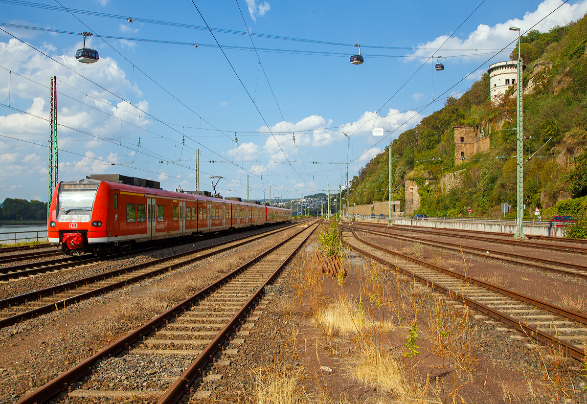 
Die beiden gekuppelten ET 425er (425 099-9 und 425 101-3) der DB Regio NRW fahren am 31.08.2019´, als RE 8  Rhein-Erft-Express  (Koblenz - Köln - Mönchengladbach), von Koblenz-Ehrenbreitstein weiter in Richtung Köln.