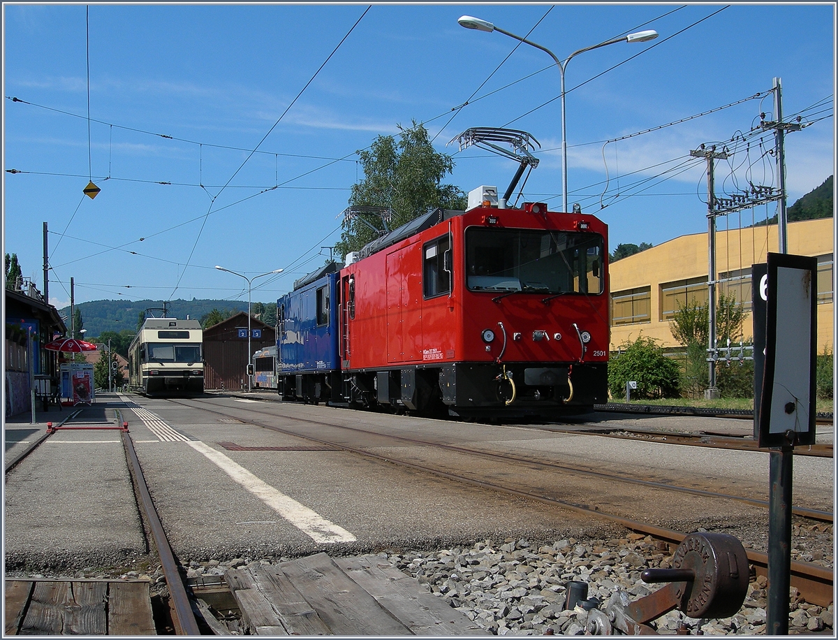 Die beiden  Kl�tzchen , der MOB Gem 2/2 2502 und der MVR HGem 2/2 2501 in Blonay.
17. August 2016 