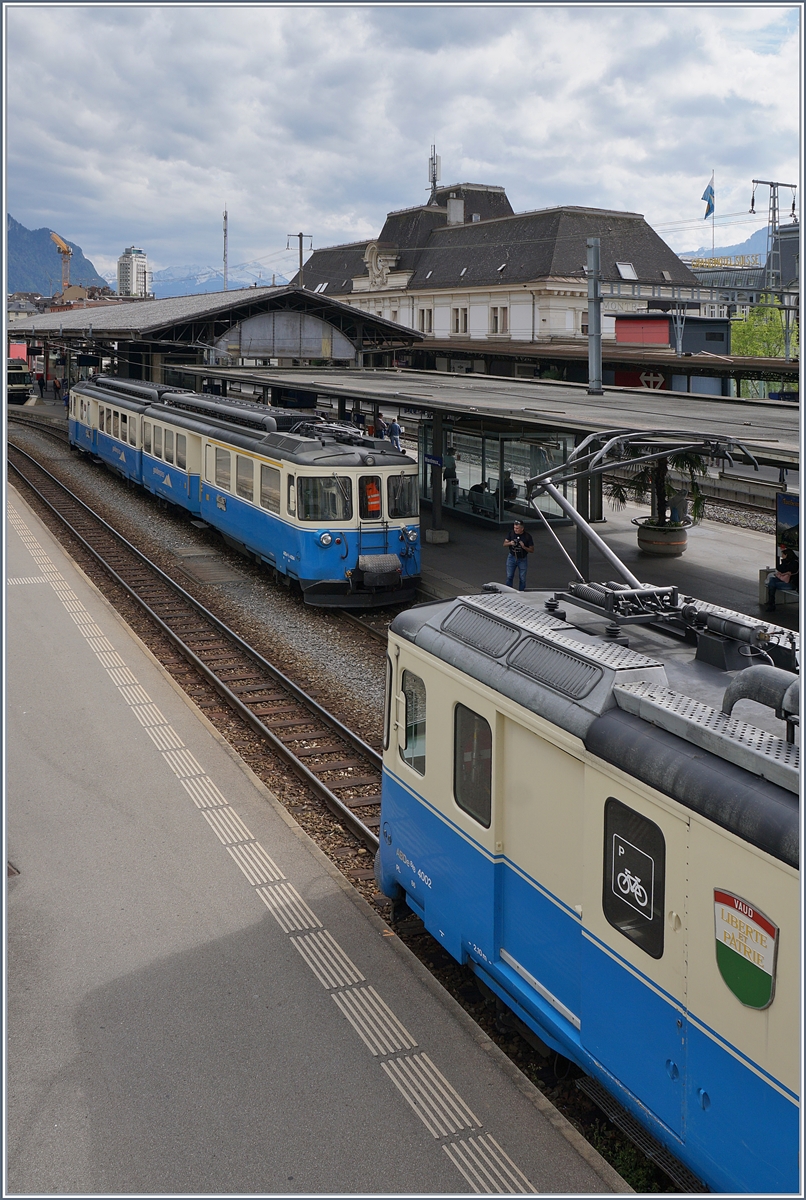 Die beiden MOB ABDe 8/8 4002 VAUD (angeschnitten) und der ABDe 4004 FRIBOURG in Montreux.
17.04.2017
