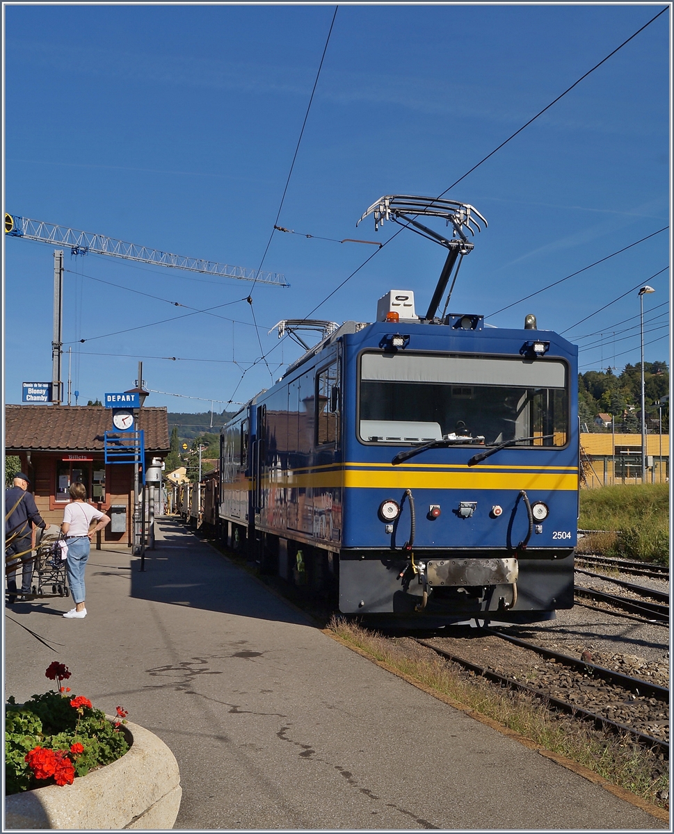 Die beiden MOB Gem 2/2 2504 und 2502 warten in Blonay auf die Abfahrt zur MOB (via Chamby) während es für mich Zeit wurde, zum abfahrbereiten Zug nach Vevey zu eilen. 

27. August 2020