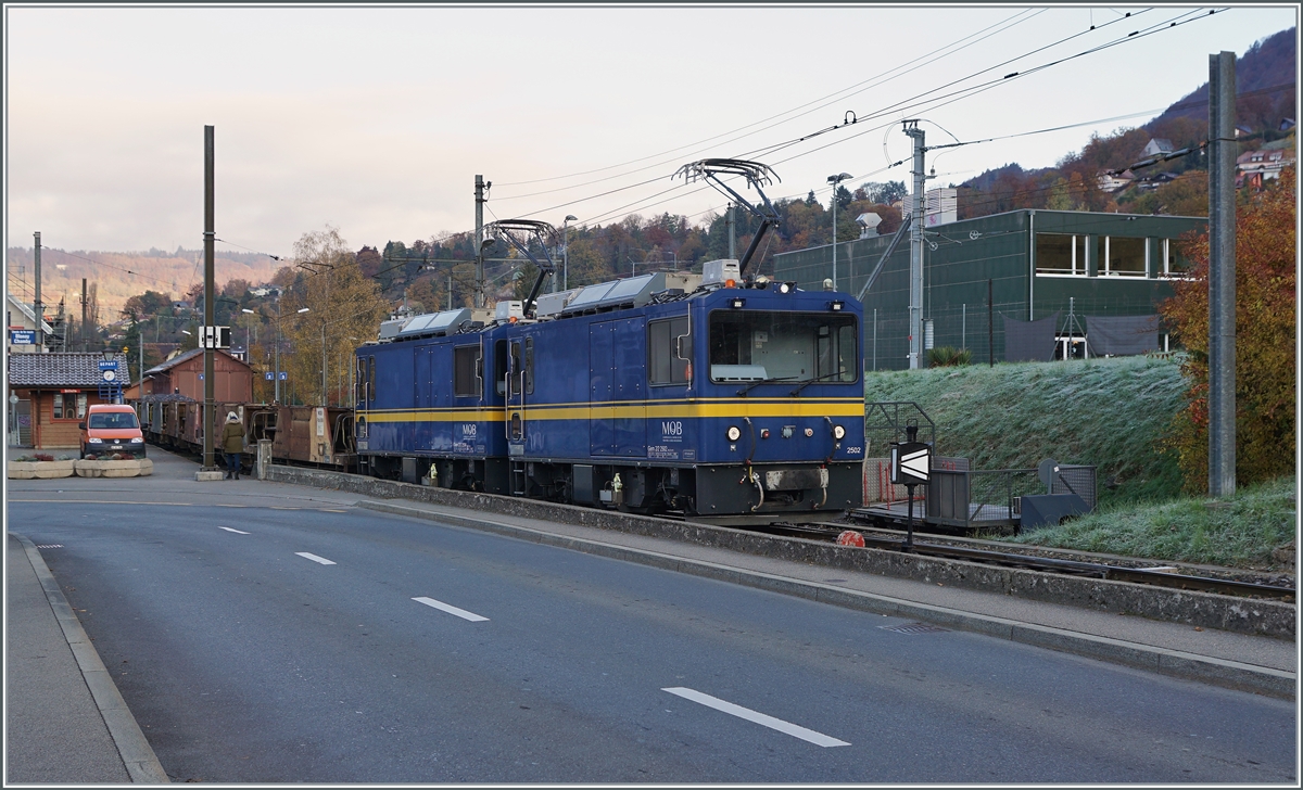 Die beiden MOB Gem 2/2 2502  und 2504 warten mit einem leeren Schotterwagenzug in Blonay auf die Abfahrt nach Chamby. Die im Bild zu sehenden vollen Kieswagen bleiben in Blonay.

9. November 2021