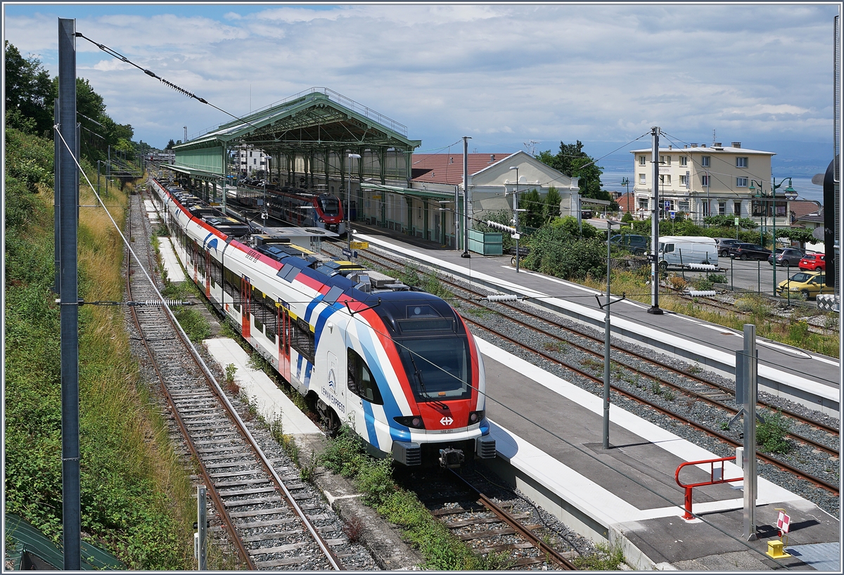 Die beiden SBB LEX RABe 522 214 und 221 warten in Evian-Les-Bains auf ihre Abfahrt (15:21) nach Coppet. Im Hintergrund der SNCF Régiolis tricourant Z 31519 ebenfalls nach Coppet, mit der Planabfahrt um 13:21. 

15. Juni 2020
