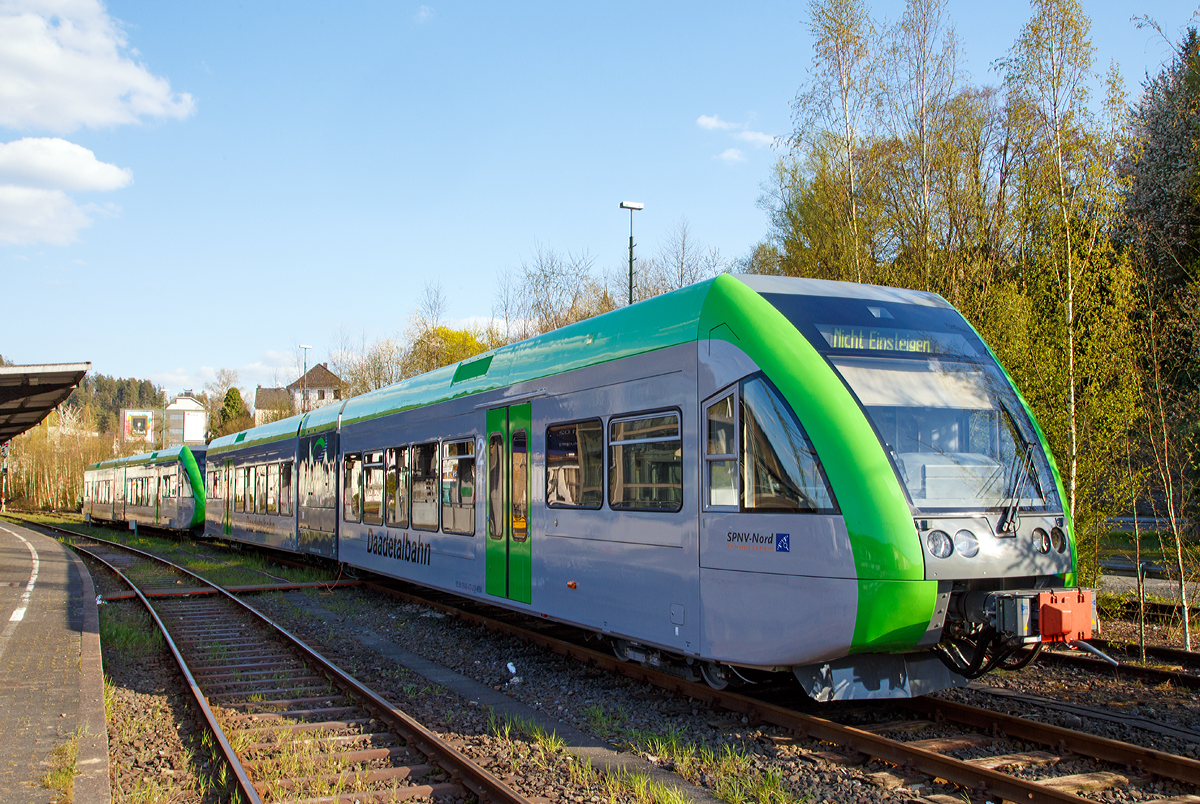 
Die beiden Stadler GTW 2/6  Daadetalbahn  der Westerwaldbahn GmbH (WEBA) sind am 18.04.2016 in Betzdorf/Sieg abgestellt. 

Es sind alte Bekannte im neuen Design, vorne der 95 80 0946 417-2 D-WEBA/95 80 0646 417-5 D-WEBA/95 80 0946 917-1 D-WEBA der ex VT 117 der Hellertalbahn und hinten 95 80 0946 418-0 D-WEBA / 95 80 0646 418-3 D-WEBA / 95 80 0946 918-9 D-WEBA der ex VT 118 der Hellertalbahn .