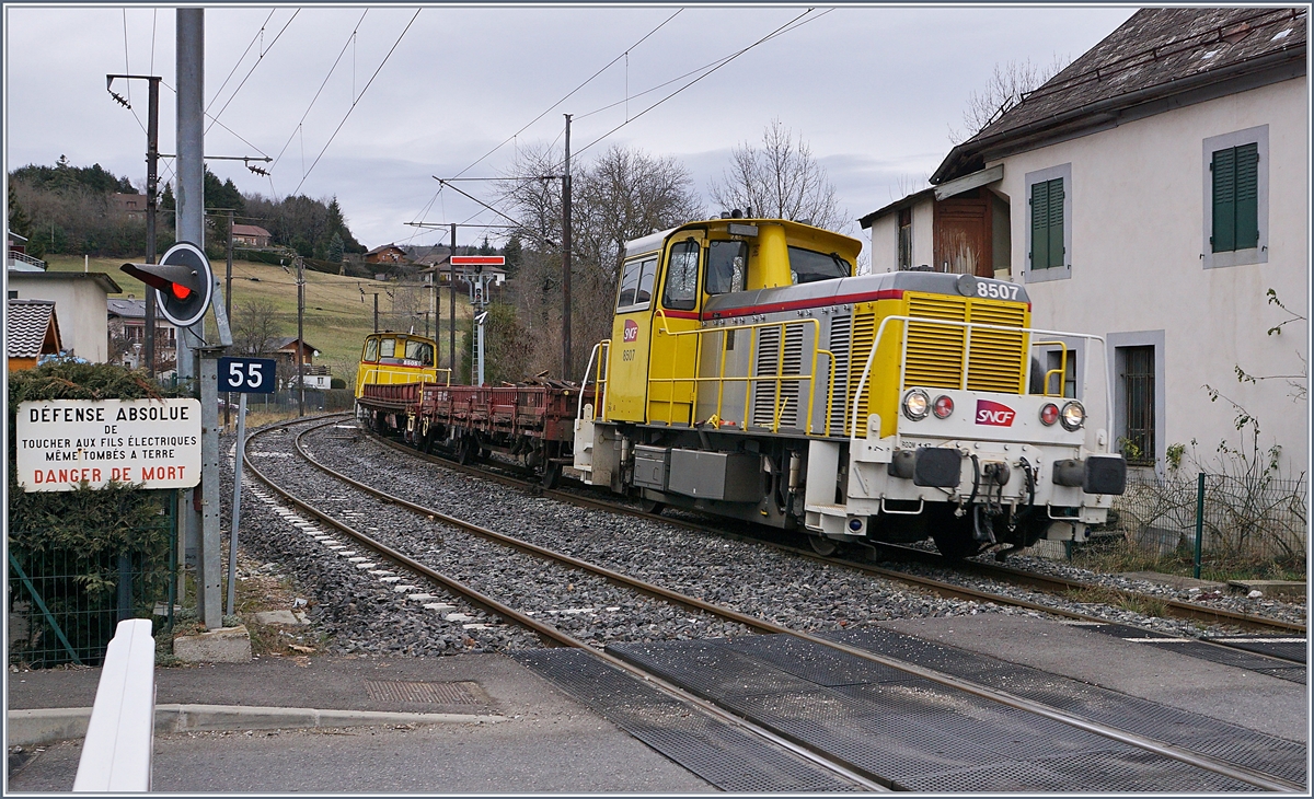 Die beiden Y 8507 und Y 8705 mit ihren beiden Dienstgüterwagen bei der Durchfahrt in Groisy-Thorens-la-Caille; beachtenswert das mechanische Ausfahrsignal der Gegenrichtung.

13. Februar 2020