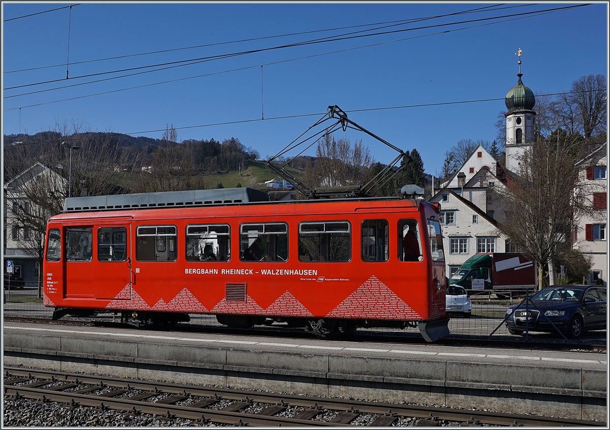Die Bergbahn Rheineck Walzenhausen mit der Spurweite von 1200 mm besitzt nur ein einziges Fahrzeug, den BDe 1/2 N° 1  Liseli , und der ist hier bei der Ankunft in Rheineck zu sehen. 
Der Zahnrad-Triebwagen ist 15,16 Tonnen schwer, und ist bei einem Achsstand von fünf Meter 10, 7 Meter lang. Versorgt wird der Triebwagen mit 600 Volt Gleichstrom. 
Die Bergbahn Rheineck Walzenhausen (RW) gehört zur den Appenzeller Bahnen AG (AB). 

23. März 2021