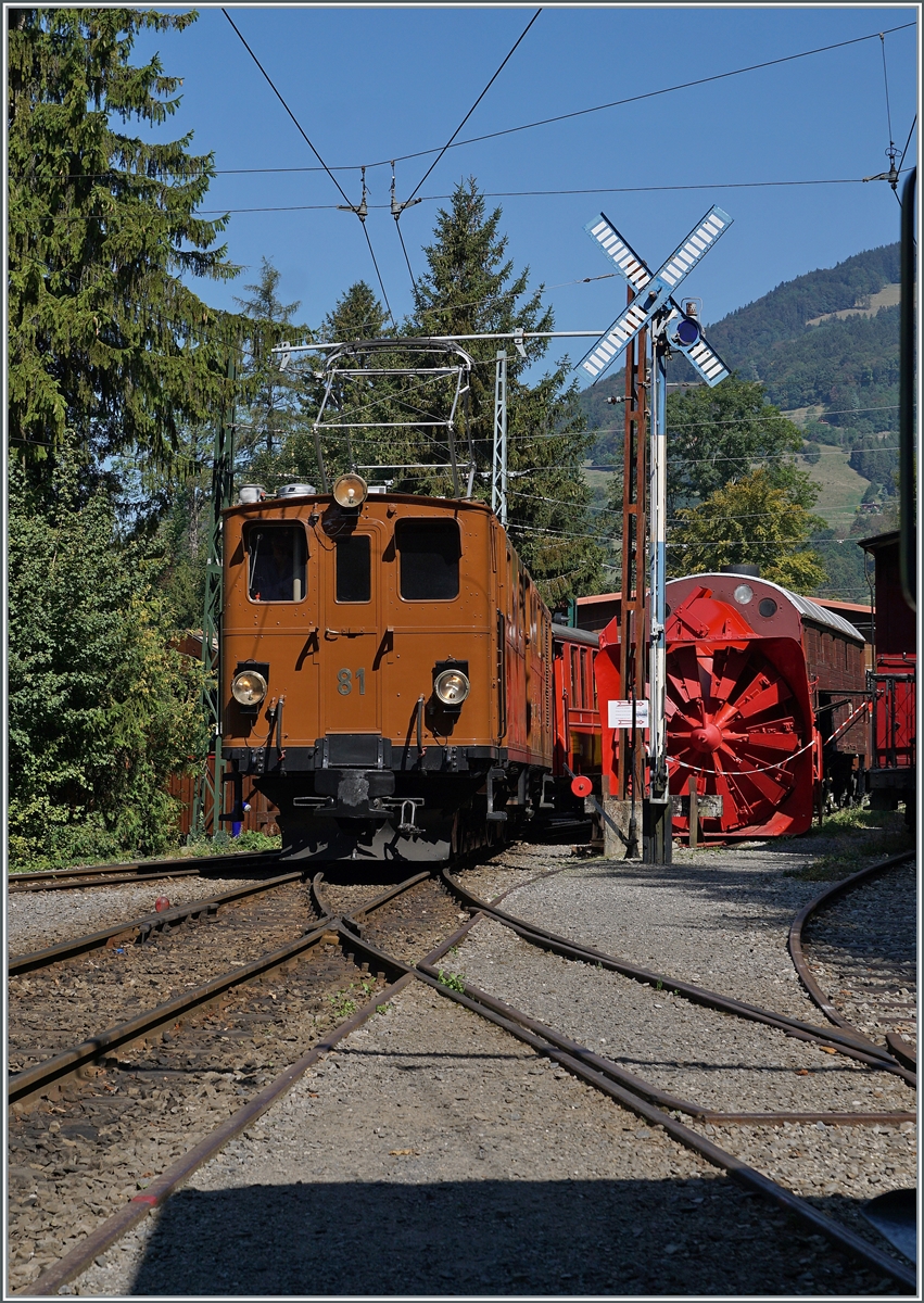 Die Bernina Bahn Ge 4/4 81 der Blonay Chamby Bahn rangiert in Chaulin und zeigt sich beim prächtigen Rangier-Formsiganl; doch das Bild hat einen kleinen Schönheitsfehler: In dieser für das Foto vorteilhaften Stellung des Signals wäre eigentlich  Rangieren verboten ...

9. Sept. 2023  