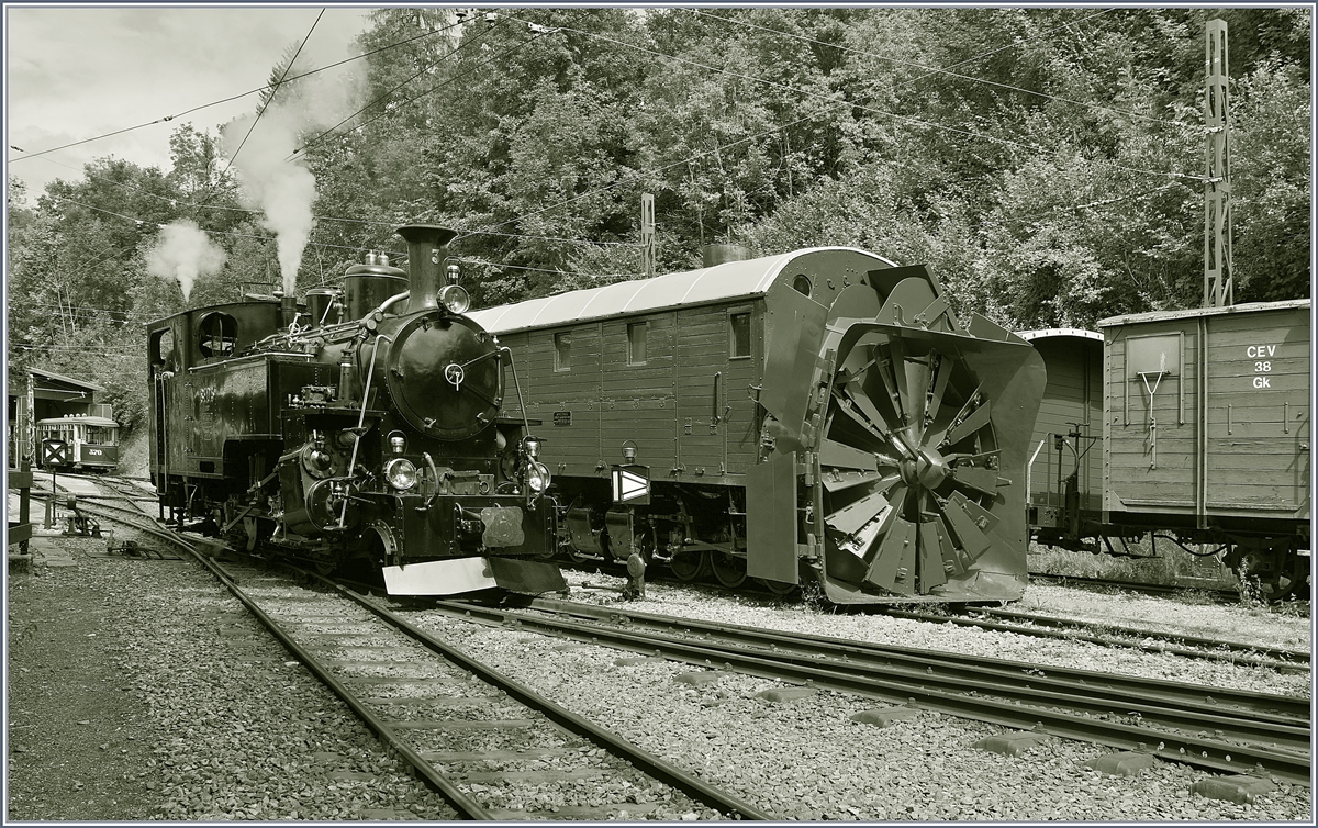 Die BFD HG 3/4 N°3 der Blonay-Chamby Bahn vor dem Hintergrund der Bernina-Bahn Dampfschneeschleuder in Chaulin.

1. Sept. 2019
