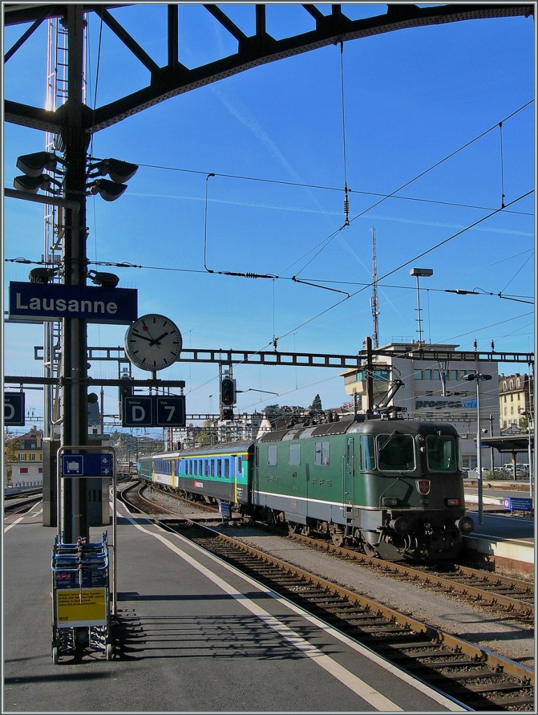 Die Bildnachberabeitung äöerer Bilder ist nicht immer einfach und in diesem Fall gar schmerzhaft, verlor doch die angedeutet Hallenkonstruktion beim Ausrichten deutlich an Dominaz.
Trotzdem schien mir die grüne Re 4/4 II den Versuch wert.
Lausanne, den 4. Nov. 2006