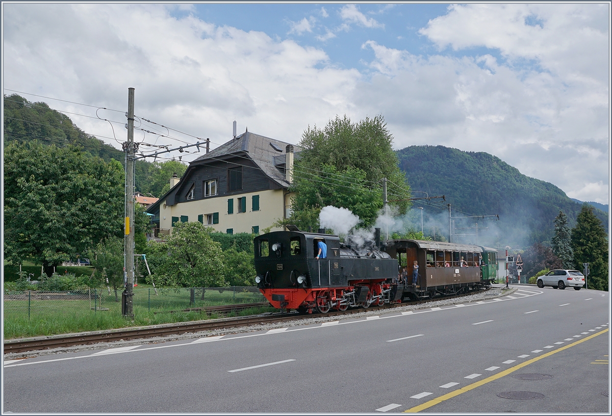Die Blonay-Chamby Bahn G 2x 2/2 105 erreicht mit ihrem Dampfzug von Chaulin kommend in Kürze Blonay.

28. Juni 2020