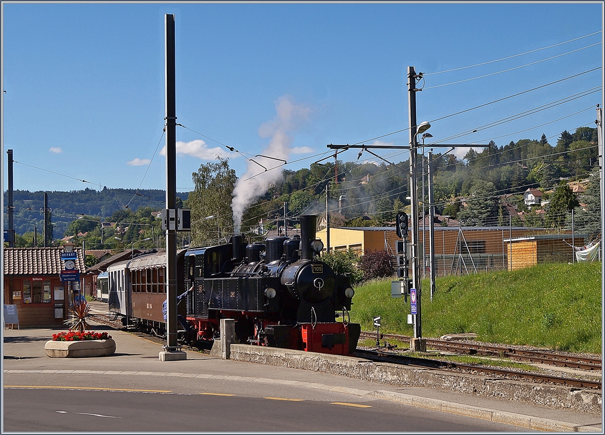 Die Blonay-Chamby G 2x 2/2 105 wartet mit dem letzten Dampfzug des Tages in Blonay auf die Abfahrt nach Chaulin. 

6. Juli 2020