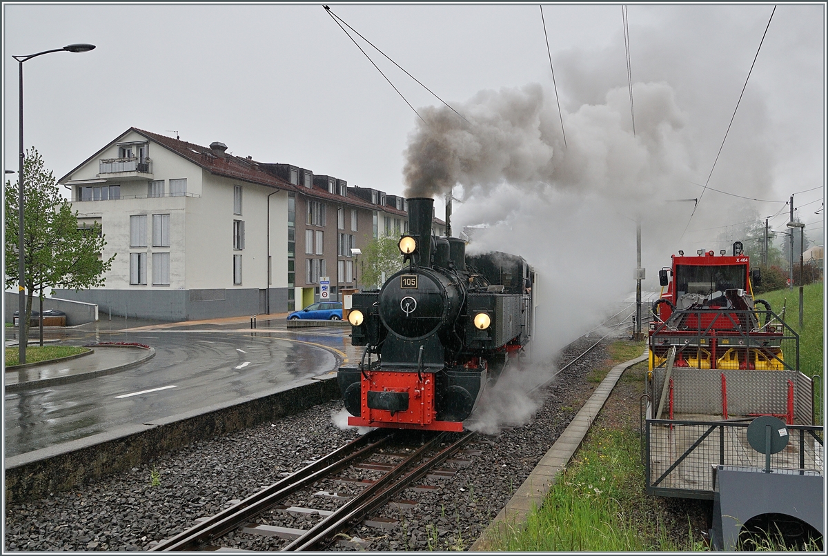 Die Blonay-Chamby G 2x 2/2 105 verlässt mit ihrem Dampfzug nach Chaulin den Bahnhof von Blonay und die Fahrt war heute Wetterbedingt ein ganz besonders Erlebnis: Dampf und Rauch später auch Nebel hüllen den Zug auf der Fahrt nach Chaulin ein, die aussen von Regentropfen bedeckten Fenster laufen an, so dass nur Bruchstückweise die vorbeiziehende Landschaft wahrgenommen wird, um so mehr verzaubert die angedeutete Ambiente die Fahrt in ein gediegenes schon fast mystisches Erlebnis. Von Schienenstoss zu Schienenstoss scheint man in eine längst vergangen Zeit einzutauchen und erlebt einen wahren Genussmoment der ganz besonderen Art.

1. Mai 2021