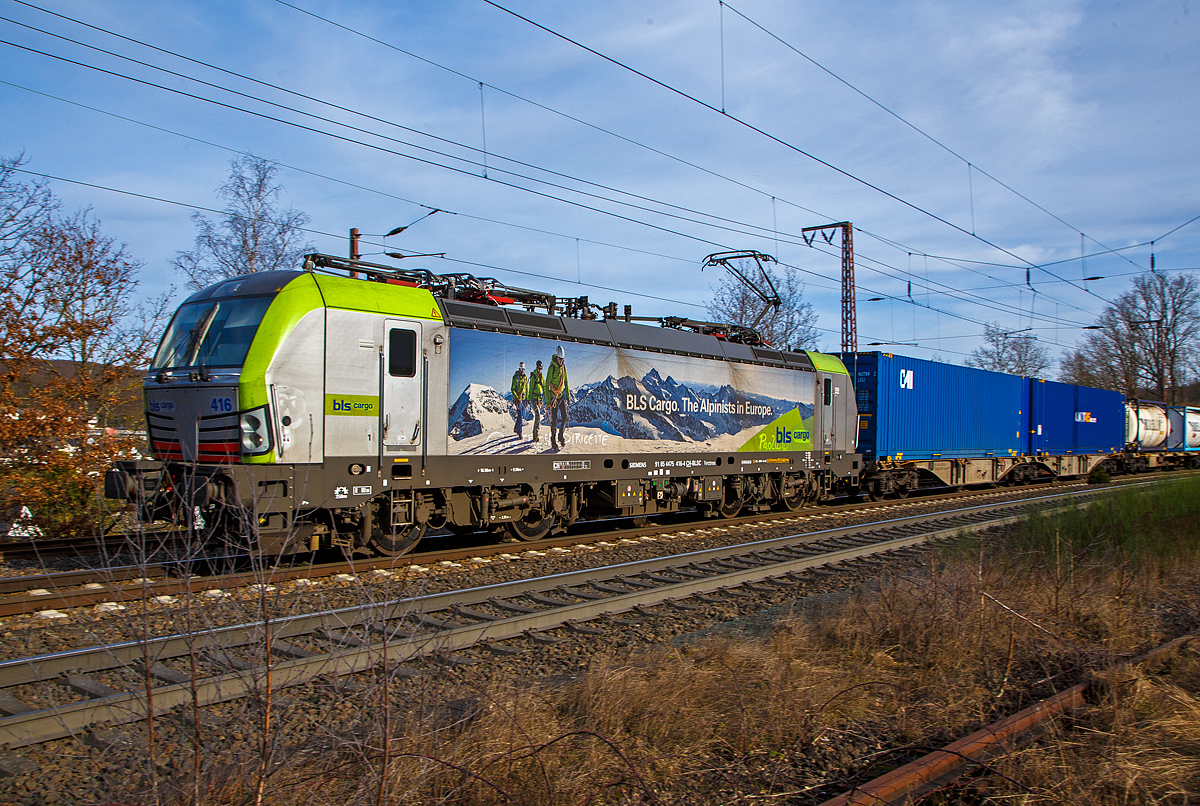Die BLS Cargo 416  – Re 475 416-4 (91 85 4475 416-4 CH-BLSC) fährt am 12.02.2022 mit einem Containerzug durch Rudersdorf (Kr. Siegen) über die Dillstrecke (KBS 445) in nördlicher Richtung.

Die Siemens Vectron MS wurden 2020 von Siemens unter der Fabriknummer 22751 gebaut, sie hat die Zulassungen für CH/ D/ A/ I / NL/(B) und kann so vom Mittelmeer bis an die Nordsee ohne Lokwechsel durchfahren. Sie haben eine Höchstgeschwindigkeit von 200 km/h und eine Leistung von 6.400 kW.

Nach Abschluss der Lieferungen der 2. Serie hat die BLS Cargo dann insgesamt 40 Loks der Baureihe Re 475 (Siemens Vectron MS). Der kleine Unterschied zwischen der beiden Serien ist nur das die Lok der 2. Serie auch durch Belgien fahren sollen, nach meiner Sichtung ist aber noch nicht die Zulassung für Belgien erteilt, da B noch durchgestrichen ist.