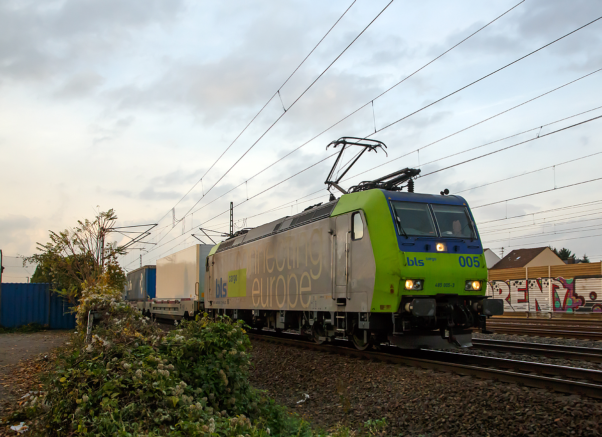 
Die BLS Cargo Re 485 005-3 (91 85 4485 005-3 CH-BLSC) fährt am 03.11.2016 mit einem RoLa-Zug bei Troisdorf-Spich in Richtung Süden. 

Die TRAXX F140 AC1 wurde 2003 von  Bombardier in Kassel unter der Fabriknummer 33551. Sie hat die Zulassung für Deutschland und die Schweiz.